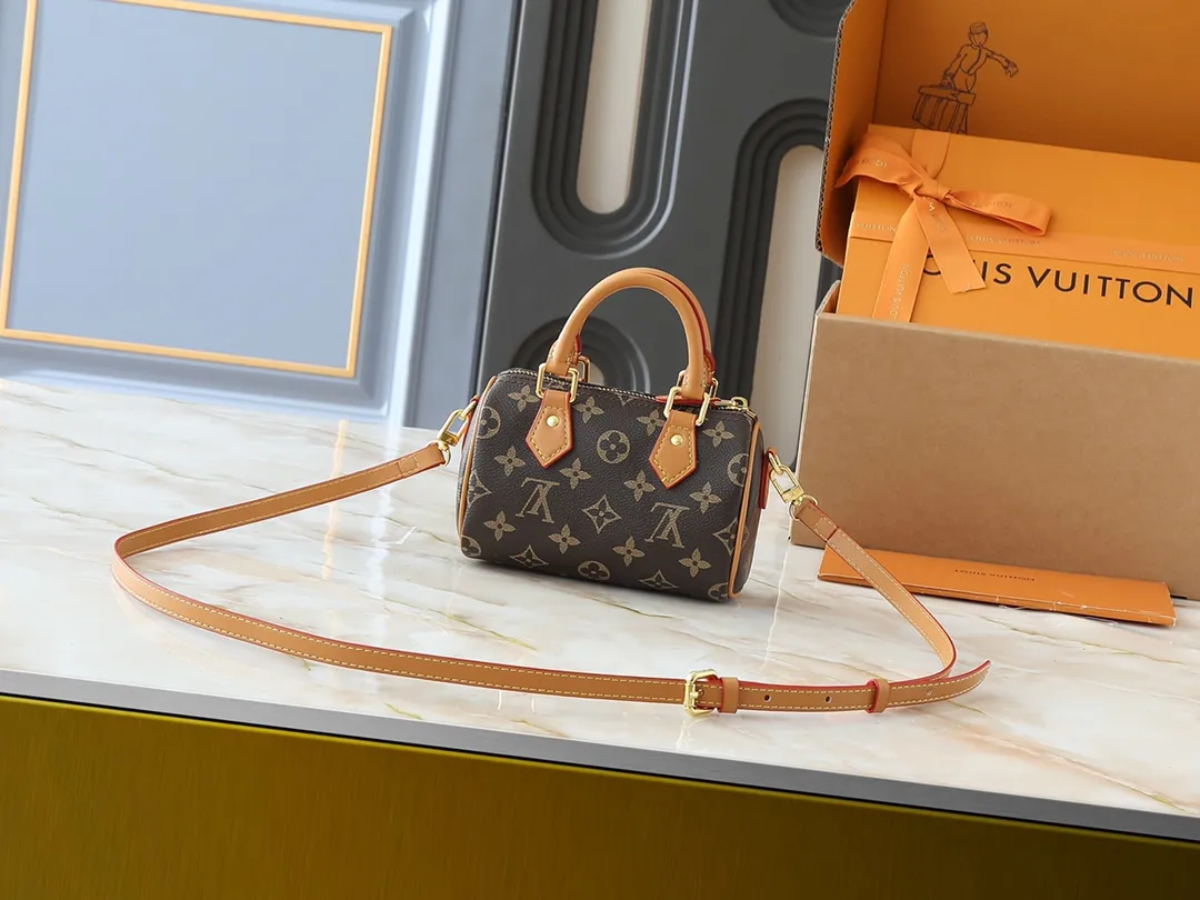 💰180💰Upgraded original [NANO SPEEDY handbag] M81085 m82624 Presbyopia/pink (silk screen) Christmas model This Nano Speedy handbag combines Monogram canvas and distressed cow leather trim, condensing the classic configuration of the Speedy travel bag in the 1930s. The body of the bag features the brand's mascot, Vivienne, in a joyful and gliding image. The fabric lining reflects her petals, and it has top handles and a detachable and adjustable shoulder strap.  Dimensions: 16 x 10 x 7.5 cm