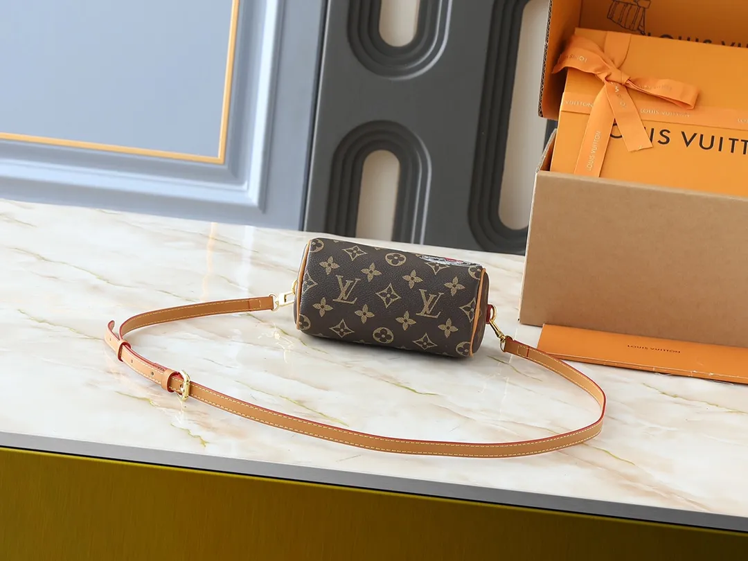 💰180💰Upgraded original [NANO SPEEDY handbag] M81085 m82624 Presbyopia/pink (silk screen) Christmas model This Nano Speedy handbag combines Monogram canvas and distressed cow leather trim, condensing the classic configuration of the Speedy travel bag in the 1930s. The body of the bag features the brand's mascot, Vivienne, in a joyful and gliding image. The fabric lining reflects her petals, and it has top handles and a detachable and adjustable shoulder strap.  Dimensions: 16 x 10 x 7.5 cm