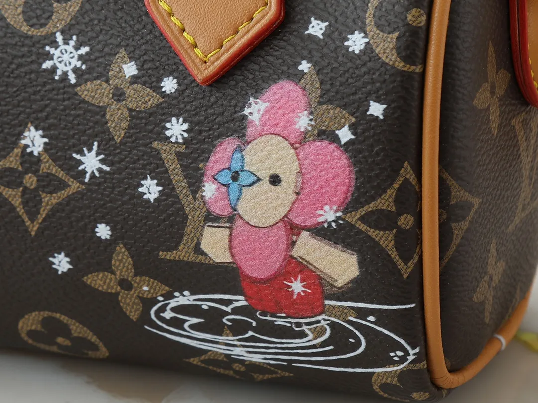💰180💰Upgraded original [NANO SPEEDY handbag] M81085 m82624 Presbyopia/pink (silk screen) Christmas model This Nano Speedy handbag combines Monogram canvas and distressed cow leather trim, condensing the classic configuration of the Speedy travel bag in the 1930s. The body of the bag features the brand's mascot, Vivienne, in a joyful and gliding image. The fabric lining reflects her petals, and it has top handles and a detachable and adjustable shoulder strap.  Dimensions: 16 x 10 x 7.5 cm