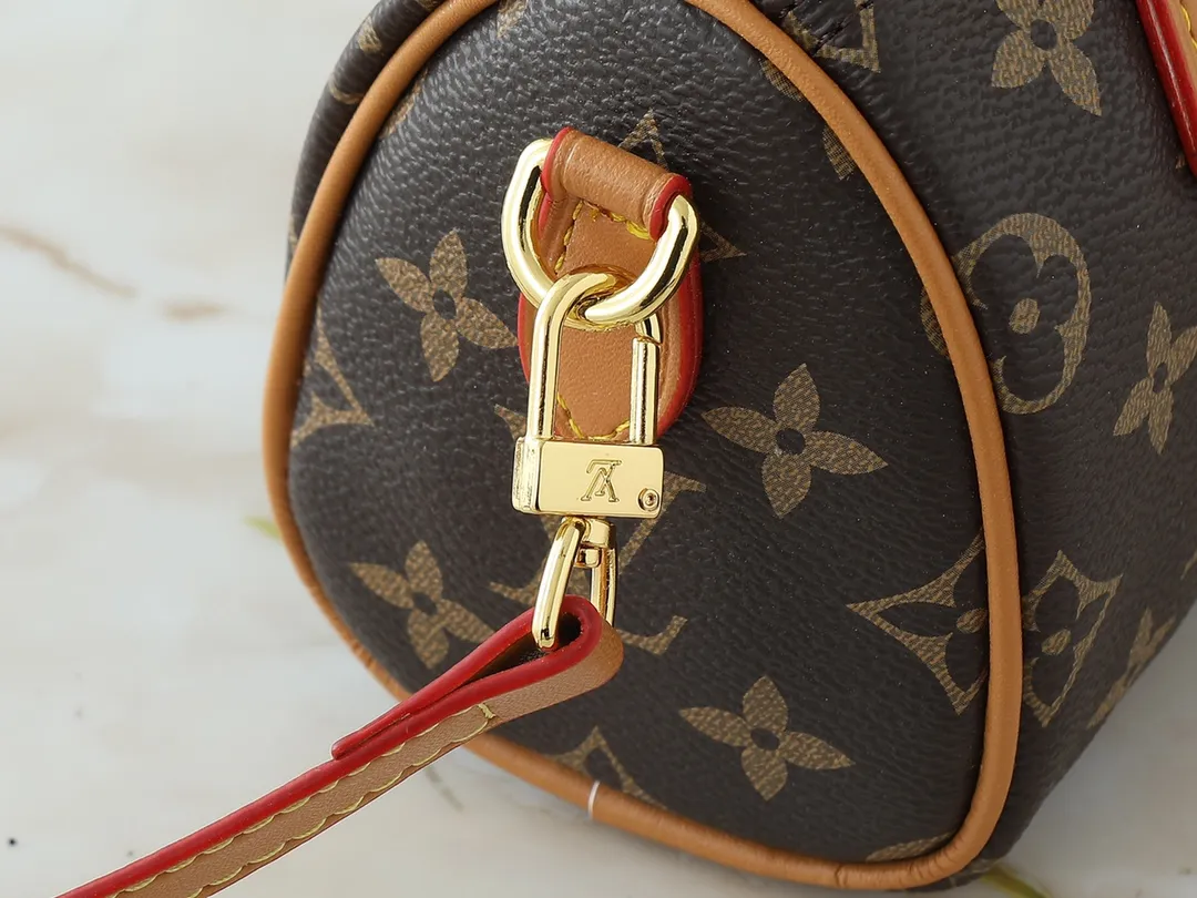 💰180💰Upgraded original [NANO SPEEDY handbag] M81085 m82624 Presbyopia/pink (silk screen) Christmas model This Nano Speedy handbag combines Monogram canvas and distressed cow leather trim, condensing the classic configuration of the Speedy travel bag in the 1930s. The body of the bag features the brand's mascot, Vivienne, in a joyful and gliding image. The fabric lining reflects her petals, and it has top handles and a detachable and adjustable shoulder strap.  Dimensions: 16 x 10 x 7.5 cm
