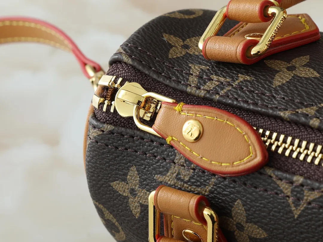 💰180💰Upgraded original [NANO SPEEDY handbag] M81085 m82624 Presbyopia/pink (silk screen) Christmas model This Nano Speedy handbag combines Monogram canvas and distressed cow leather trim, condensing the classic configuration of the Speedy travel bag in the 1930s. The body of the bag features the brand's mascot, Vivienne, in a joyful and gliding image. The fabric lining reflects her petals, and it has top handles and a detachable and adjustable shoulder strap.  Dimensions: 16 x 10 x 7.5 cm