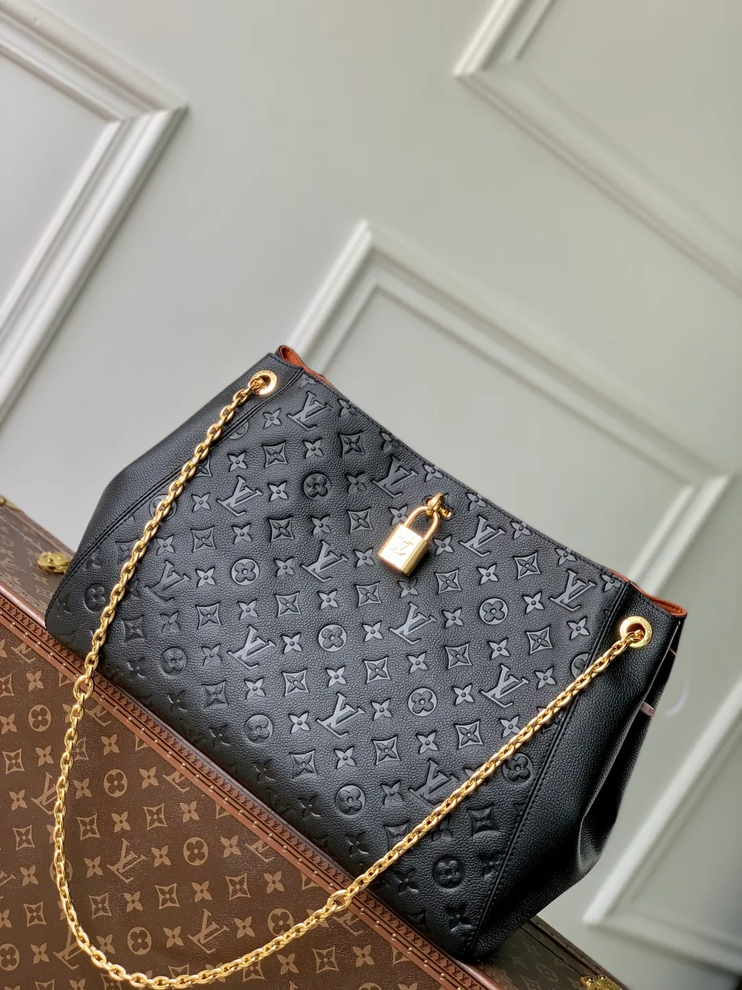 💰1300 (top-grain leather) Top-quality original M14324 black This Anytime medium handbag traces back to the Promenade handbag that was born in 1988, making it a perfect choice for daily commuting and weekend travel. The Monogram Empreinte leather bag is embellished with shiny metal hardware, and the LV padlock can be hung from the sliding chain shoulder strap, making it easy to explore a variety of styling possibilities and carrying methods. 27 x 14 x 42 cm (height x width x length)