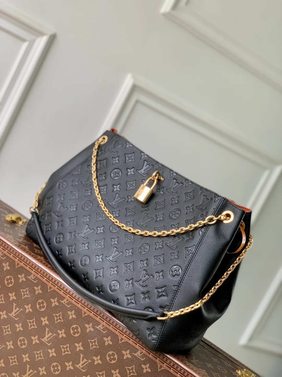 💰1300 (top-grain leather) Top-quality original M14324 black This Anytime medium handbag traces back to the Promenade handbag that was born in 1988, making it a perfect choice for daily commuting and weekend travel. The Monogram Empreinte leather bag is embellished with shiny metal hardware, and the LV padlock can be hung from the sliding chain shoulder strap, making it easy to explore a variety of styling possibilities and carrying methods. 27 x 14 x 42 cm (height x width x length)