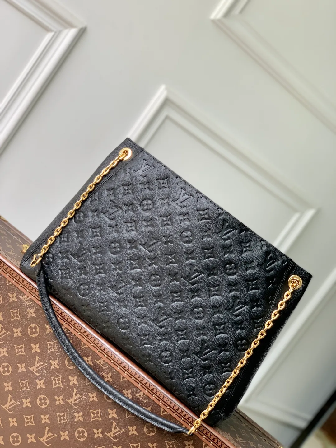 💰1300 (top-grain leather) Top-quality original M14324 black This Anytime medium handbag traces back to the Promenade handbag that was born in 1988, making it a perfect choice for daily commuting and weekend travel. The Monogram Empreinte leather bag is embellished with shiny metal hardware, and the LV padlock can be hung from the sliding chain shoulder strap, making it easy to explore a variety of styling possibilities and carrying methods. 27 x 14 x 42 cm (height x width x length)