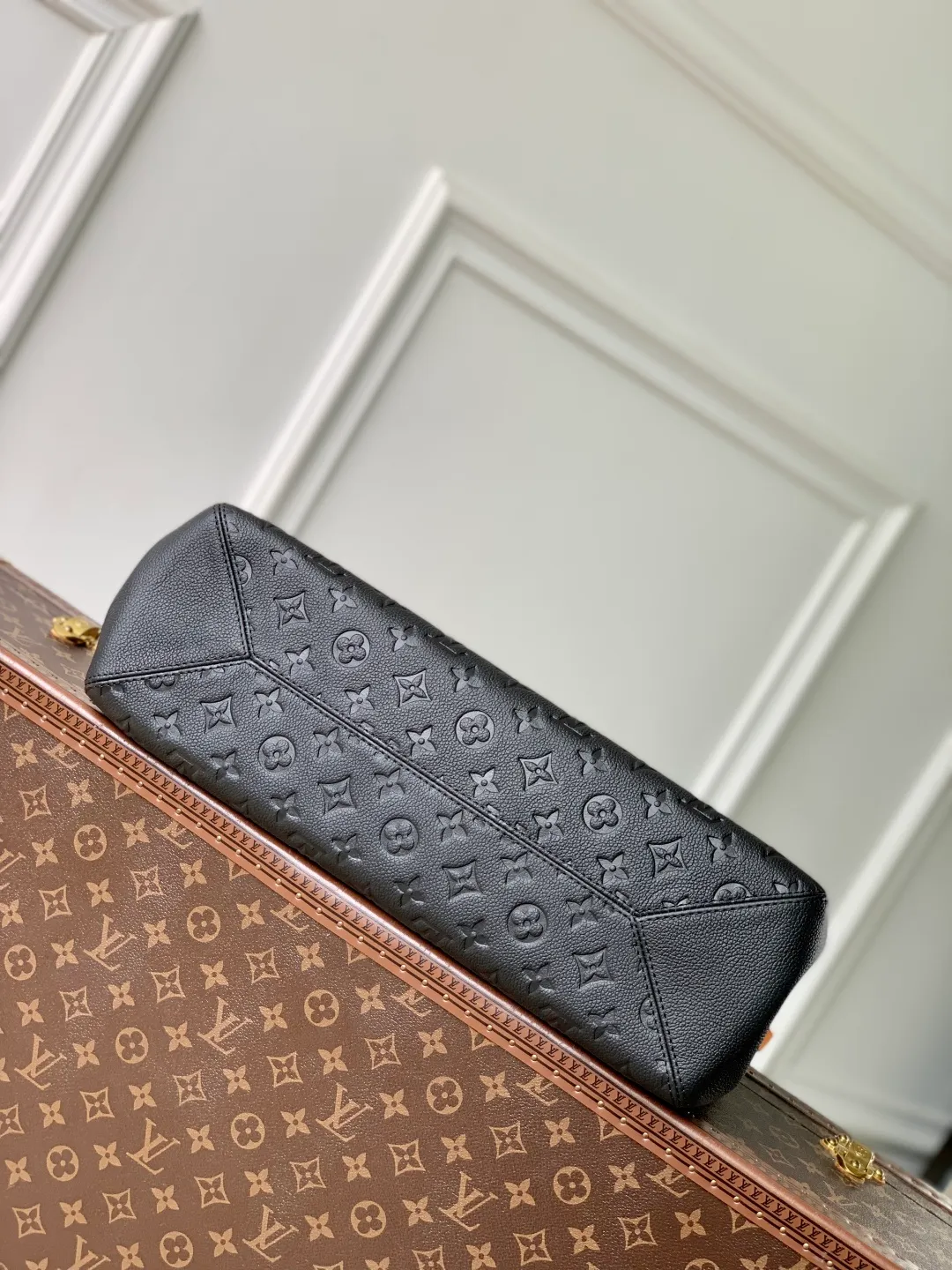 💰1300 (top-grain leather) Top-quality original M14324 black This Anytime medium handbag traces back to the Promenade handbag that was born in 1988, making it a perfect choice for daily commuting and weekend travel. The Monogram Empreinte leather bag is embellished with shiny metal hardware, and the LV padlock can be hung from the sliding chain shoulder strap, making it easy to explore a variety of styling possibilities and carrying methods. 27 x 14 x 42 cm (height x width x length)