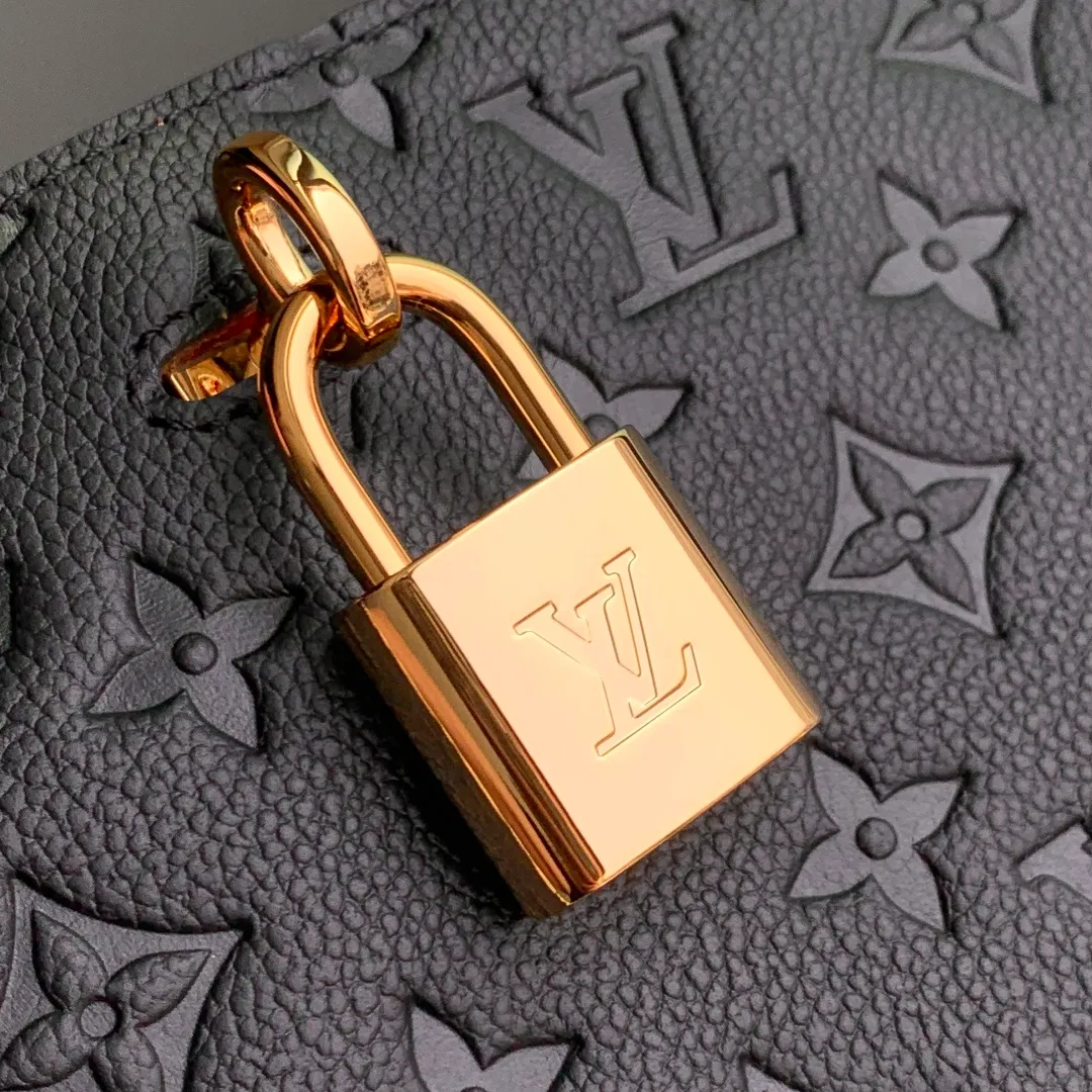 💰1300 (top-grain leather) Top-quality original M14324 black This Anytime medium handbag traces back to the Promenade handbag that was born in 1988, making it a perfect choice for daily commuting and weekend travel. The Monogram Empreinte leather bag is embellished with shiny metal hardware, and the LV padlock can be hung from the sliding chain shoulder strap, making it easy to explore a variety of styling possibilities and carrying methods. 27 x 14 x 42 cm (height x width x length)