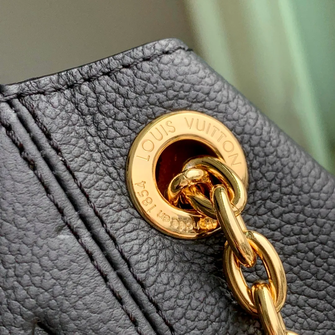 💰1300 (top-grain leather) Top-quality original M14324 black This Anytime medium handbag traces back to the Promenade handbag that was born in 1988, making it a perfect choice for daily commuting and weekend travel. The Monogram Empreinte leather bag is embellished with shiny metal hardware, and the LV padlock can be hung from the sliding chain shoulder strap, making it easy to explore a variety of styling possibilities and carrying methods. 27 x 14 x 42 cm (height x width x length)