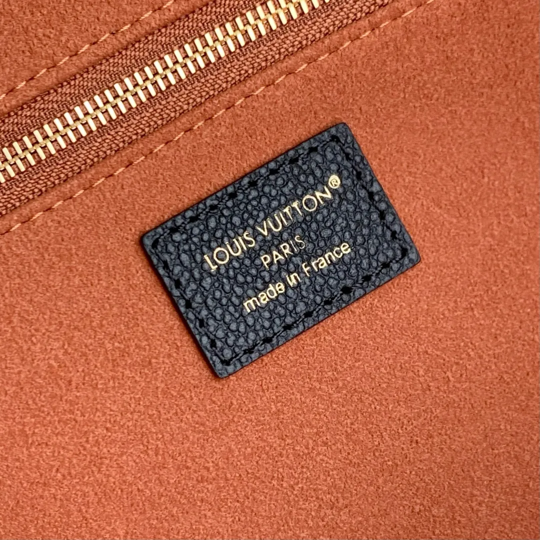 💰1300 (top-grain leather) Top-quality original M14324 black This Anytime medium handbag traces back to the Promenade handbag that was born in 1988, making it a perfect choice for daily commuting and weekend travel. The Monogram Empreinte leather bag is embellished with shiny metal hardware, and the LV padlock can be hung from the sliding chain shoulder strap, making it easy to explore a variety of styling possibilities and carrying methods. 27 x 14 x 42 cm (height x width x length)
