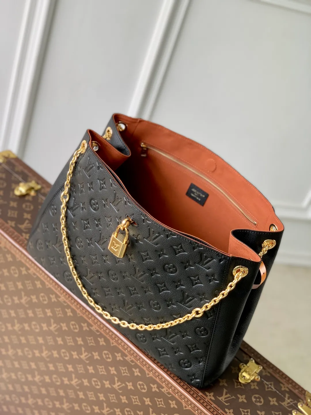 💰1300 (top-grain leather) Top-quality original M14324 black This Anytime medium handbag traces back to the Promenade handbag that was born in 1988, making it a perfect choice for daily commuting and weekend travel. The Monogram Empreinte leather bag is embellished with shiny metal hardware, and the LV padlock can be hung from the sliding chain shoulder strap, making it easy to explore a variety of styling possibilities and carrying methods. 27 x 14 x 42 cm (height x width x length)