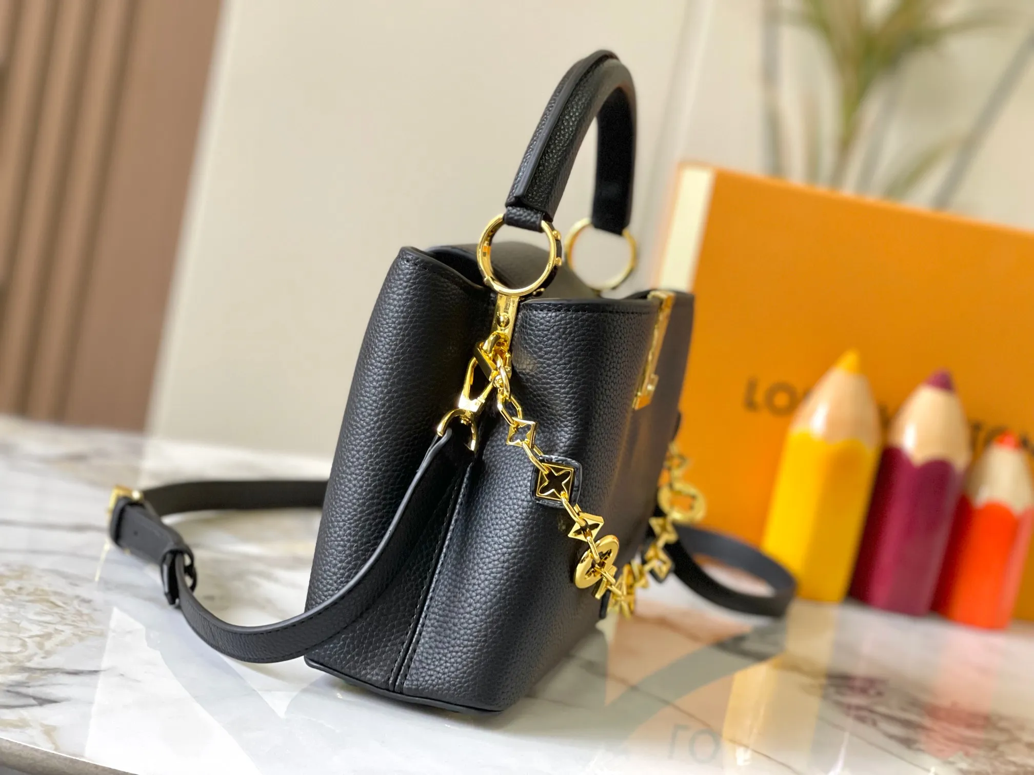 p480 [Guangzhou top quality original version] M14971 black This CapucinesBB handbag quotes the design elements of the Harmony series and tells the inspiration of the Monogram flower with a gorgeous chain. The Taurillon cow leather bag is embellished with the resin-coated LV logo, and the flap can be opened externally or internally to reveal a neat interior with multiple pockets. Size:27×18×9cm