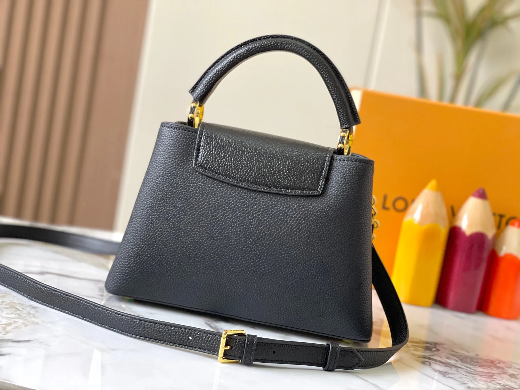 p480 [Guangzhou top quality original version] M14971 black This CapucinesBB handbag quotes the design elements of the Harmony series and tells the inspiration of the Monogram flower with a gorgeous chain. The Taurillon cow leather bag is embellished with the resin-coated LV logo, and the flap can be opened externally or internally to reveal a neat interior with multiple pockets. Size:27×18×9cm