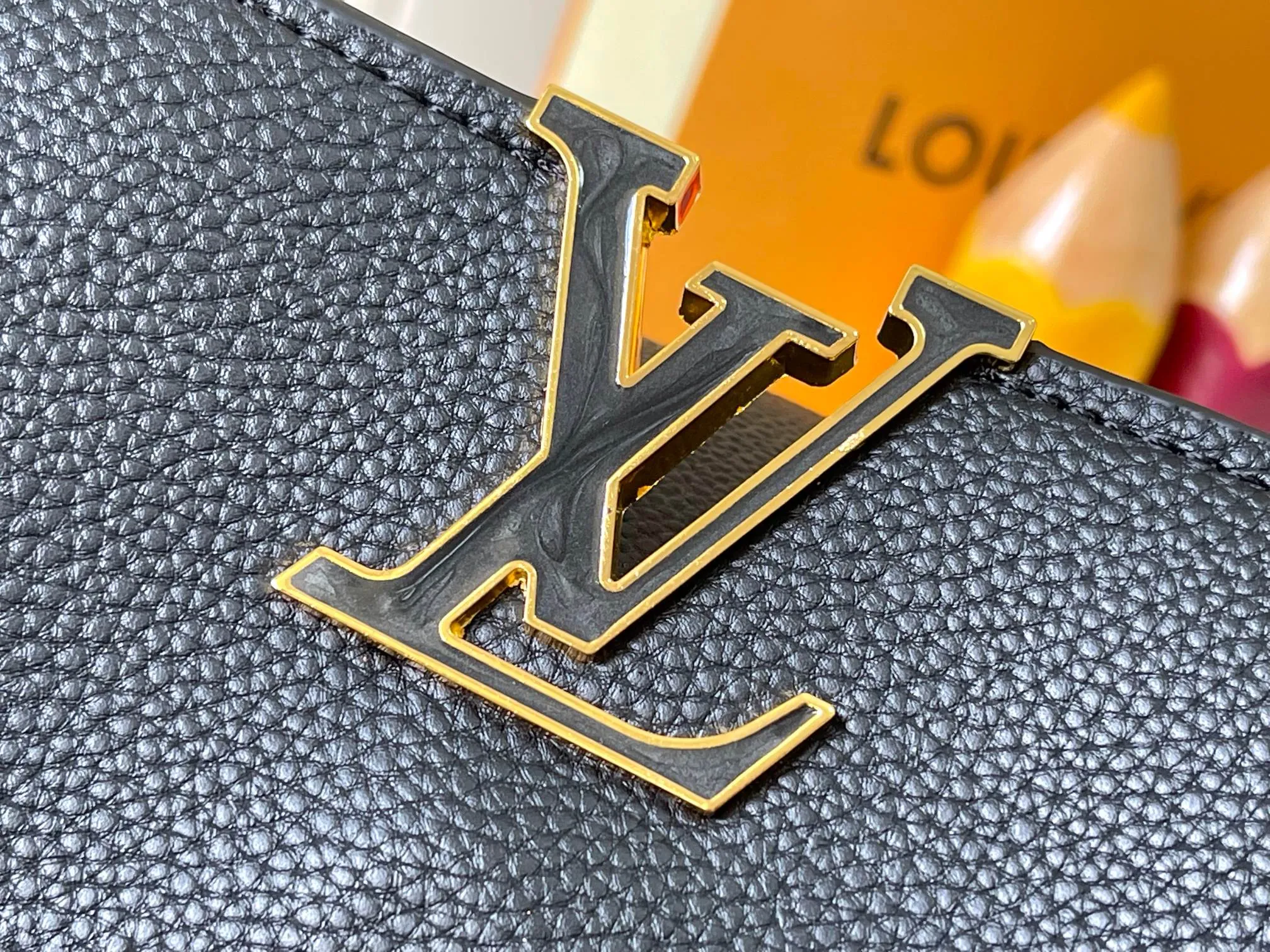 p480 [Guangzhou top quality original version] M14971 black This CapucinesBB handbag quotes the design elements of the Harmony series and tells the inspiration of the Monogram flower with a gorgeous chain. The Taurillon cow leather bag is embellished with the resin-coated LV logo, and the flap can be opened externally or internally to reveal a neat interior with multiple pockets. Size:27×18×9cm