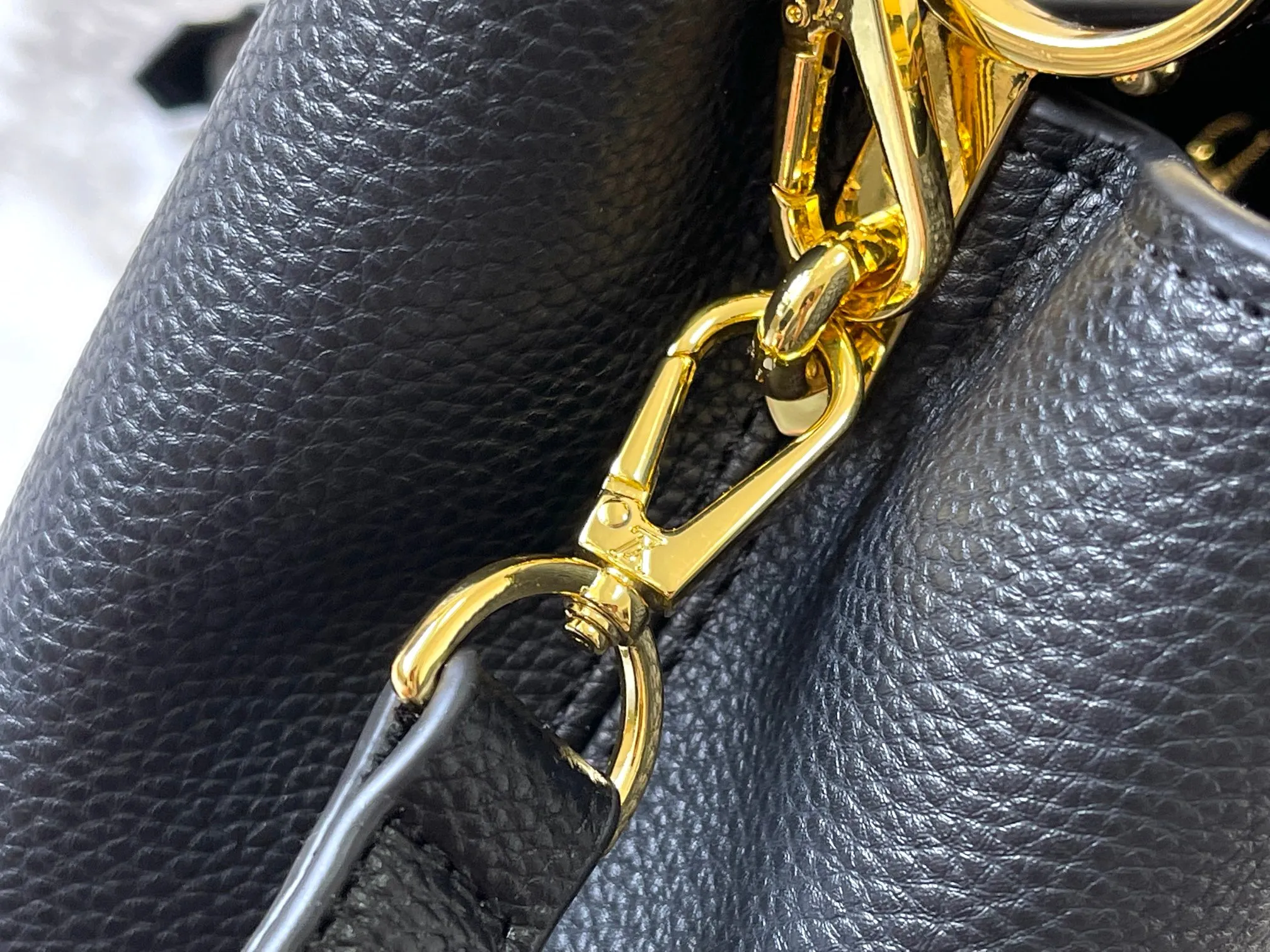 p480 [Guangzhou top quality original version] M14971 black This CapucinesBB handbag quotes the design elements of the Harmony series and tells the inspiration of the Monogram flower with a gorgeous chain. The Taurillon cow leather bag is embellished with the resin-coated LV logo, and the flap can be opened externally or internally to reveal a neat interior with multiple pockets. Size:27×18×9cm