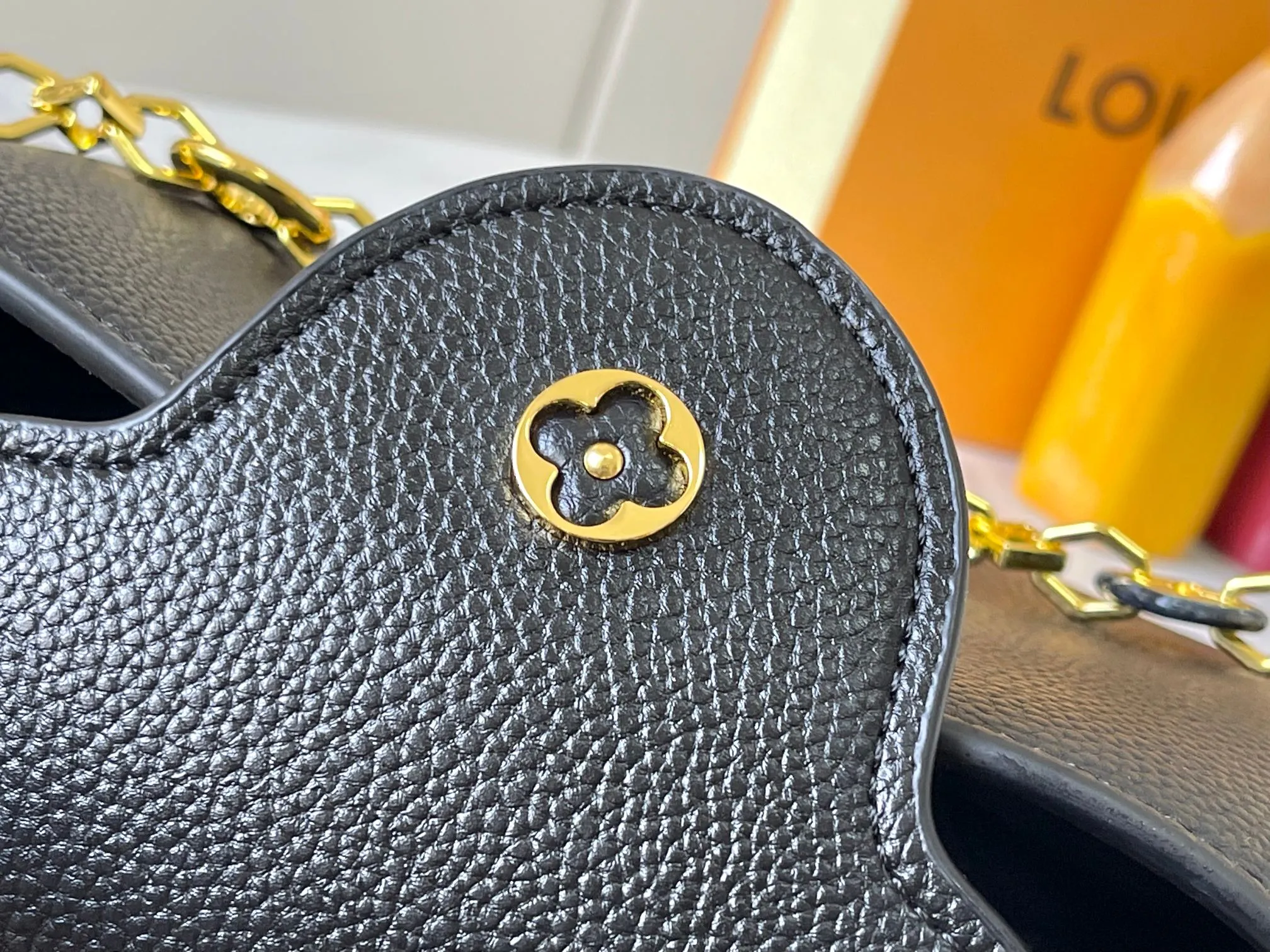 p480 [Guangzhou top quality original version] M14971 black This CapucinesBB handbag quotes the design elements of the Harmony series and tells the inspiration of the Monogram flower with a gorgeous chain. The Taurillon cow leather bag is embellished with the resin-coated LV logo, and the flap can be opened externally or internally to reveal a neat interior with multiple pockets. Size:27×18×9cm