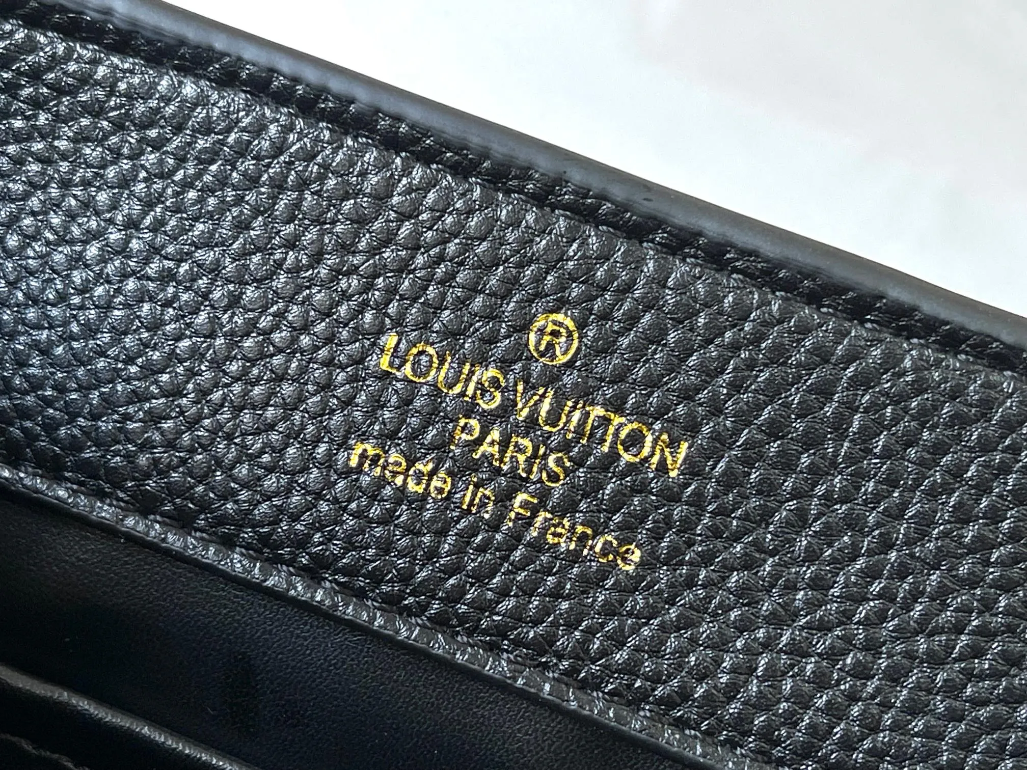 p480 [Guangzhou top quality original version] M14971 black This CapucinesBB handbag quotes the design elements of the Harmony series and tells the inspiration of the Monogram flower with a gorgeous chain. The Taurillon cow leather bag is embellished with the resin-coated LV logo, and the flap can be opened externally or internally to reveal a neat interior with multiple pockets. Size:27×18×9cm