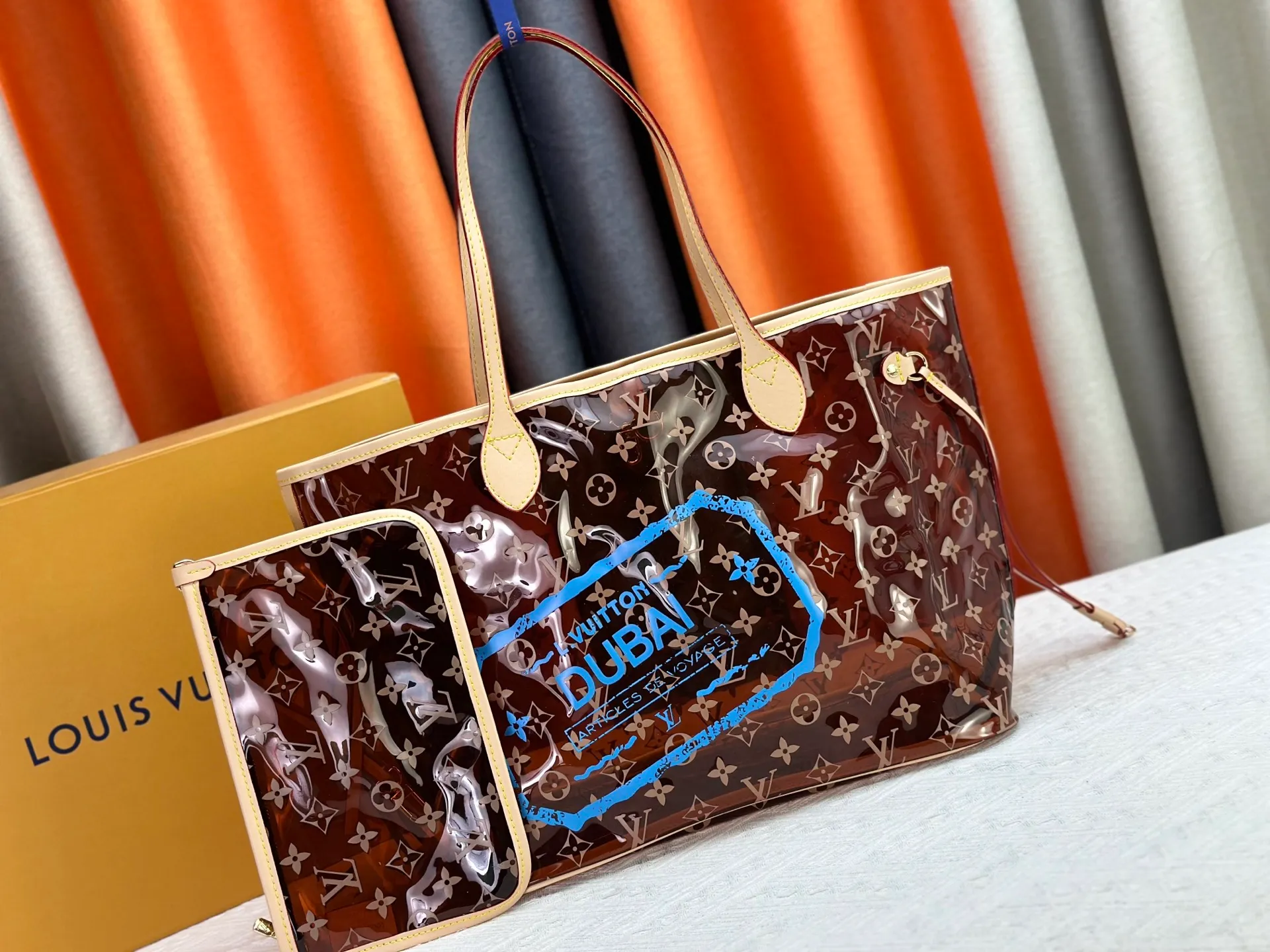 P340 M13263 45686 M40995 M14492 14491 M45685 This Presbyopia Cherry Neverfull medium handbag reinterprets the cheerful elements of the Louis Vuitton Cow leather trim completes the classic style. Dimensions: 31.0 x 28.0 x 14.0 cm (length x height x width)