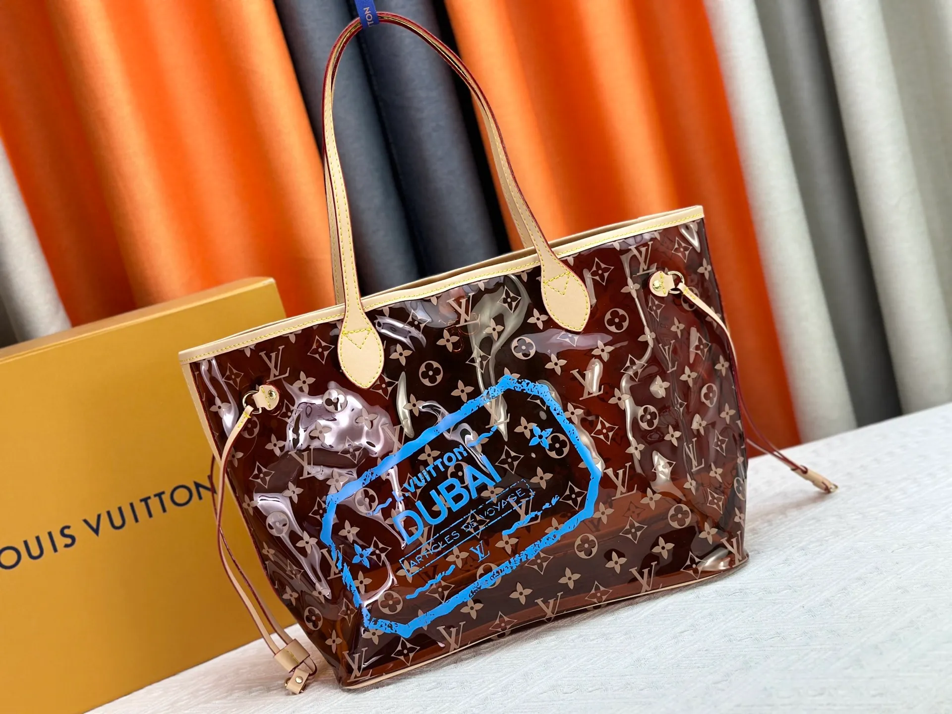P340 M13263 45686 M40995 M14492 14491 M45685 This Presbyopia Cherry Neverfull medium handbag reinterprets the cheerful elements of the Louis Vuitton Cow leather trim completes the classic style. Dimensions: 31.0 x 28.0 x 14.0 cm (length x height x width)