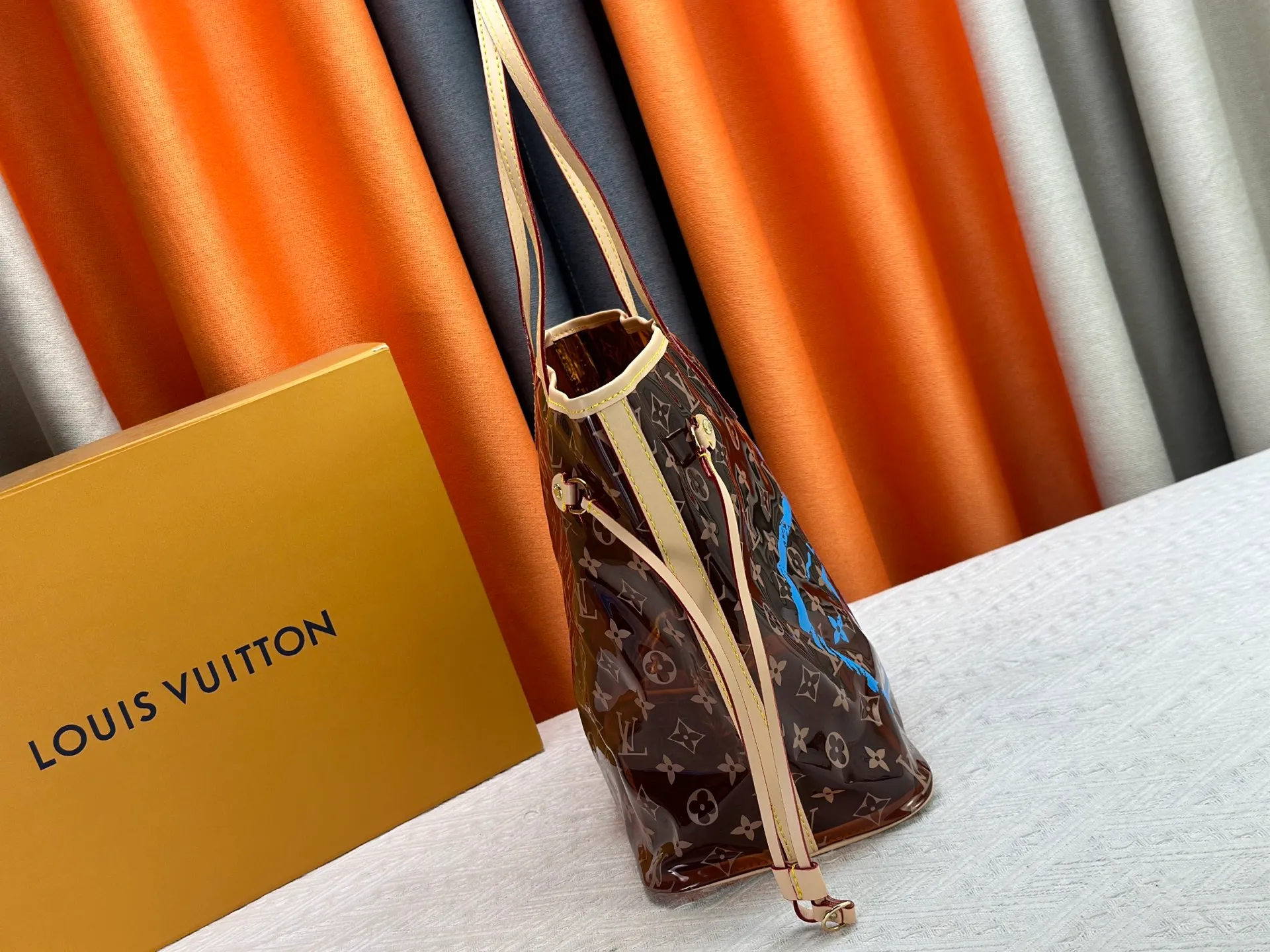 P340 M13263 45686 M40995 M14492 14491 M45685 This Presbyopia Cherry Neverfull medium handbag reinterprets the cheerful elements of the Louis Vuitton Cow leather trim completes the classic style. Dimensions: 31.0 x 28.0 x 14.0 cm (length x height x width)