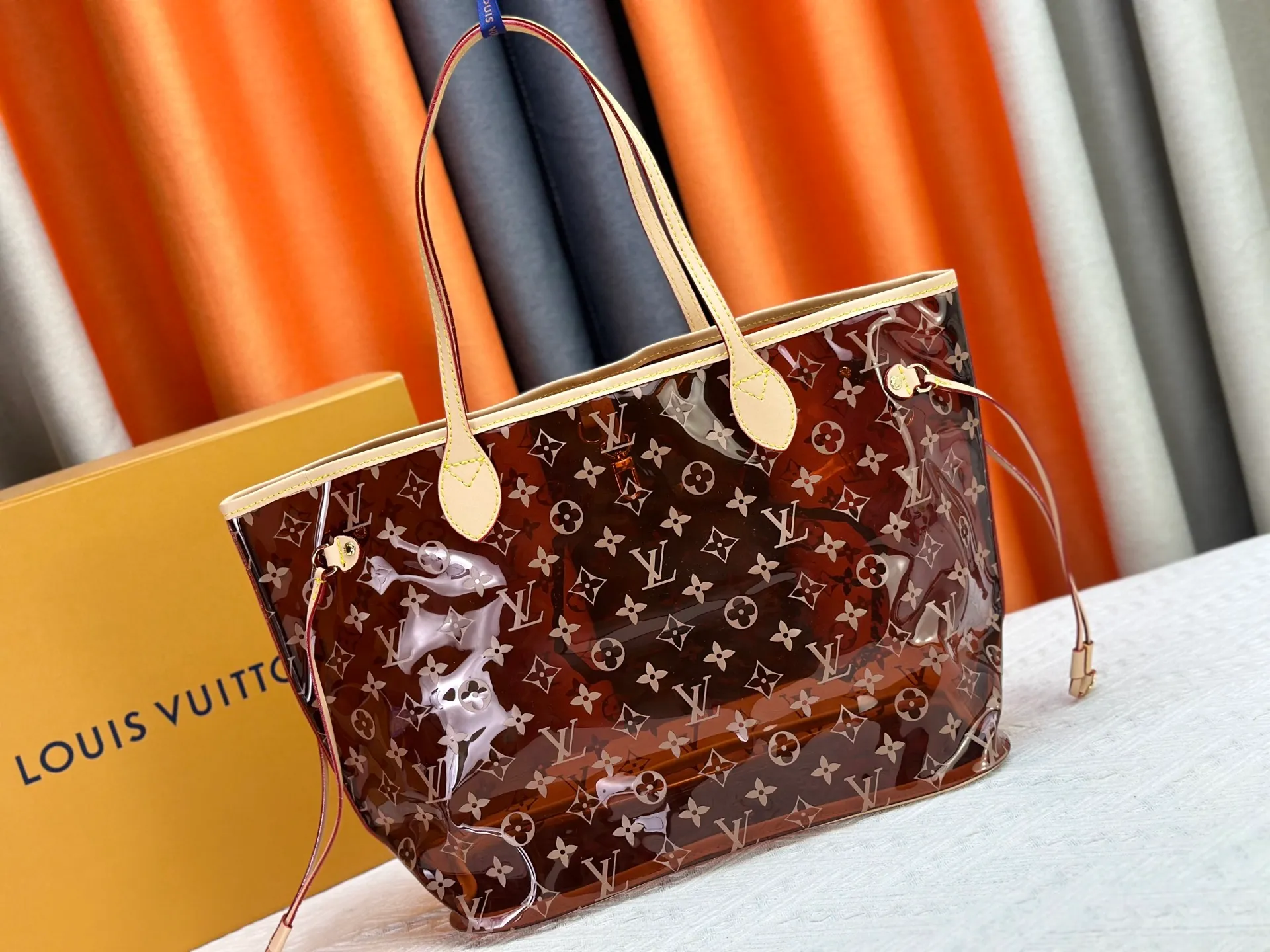 P340 M13263 45686 M40995 M14492 14491 M45685 This Presbyopia Cherry Neverfull medium handbag reinterprets the cheerful elements of the Louis Vuitton Cow leather trim completes the classic style. Dimensions: 31.0 x 28.0 x 14.0 cm (length x height x width)