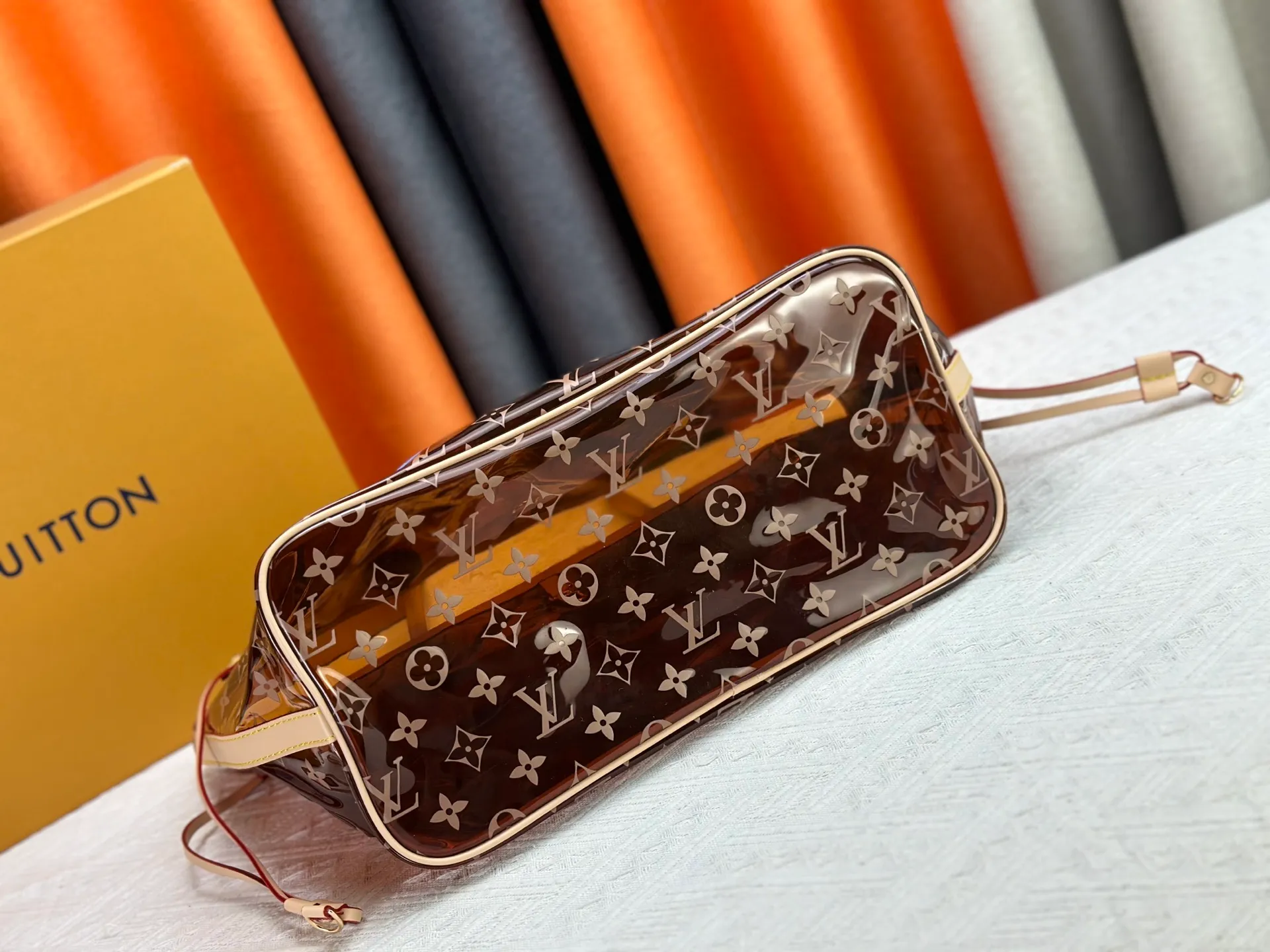 P340 M13263 45686 M40995 M14492 14491 M45685 This Presbyopia Cherry Neverfull medium handbag reinterprets the cheerful elements of the Louis Vuitton Cow leather trim completes the classic style. Dimensions: 31.0 x 28.0 x 14.0 cm (length x height x width)