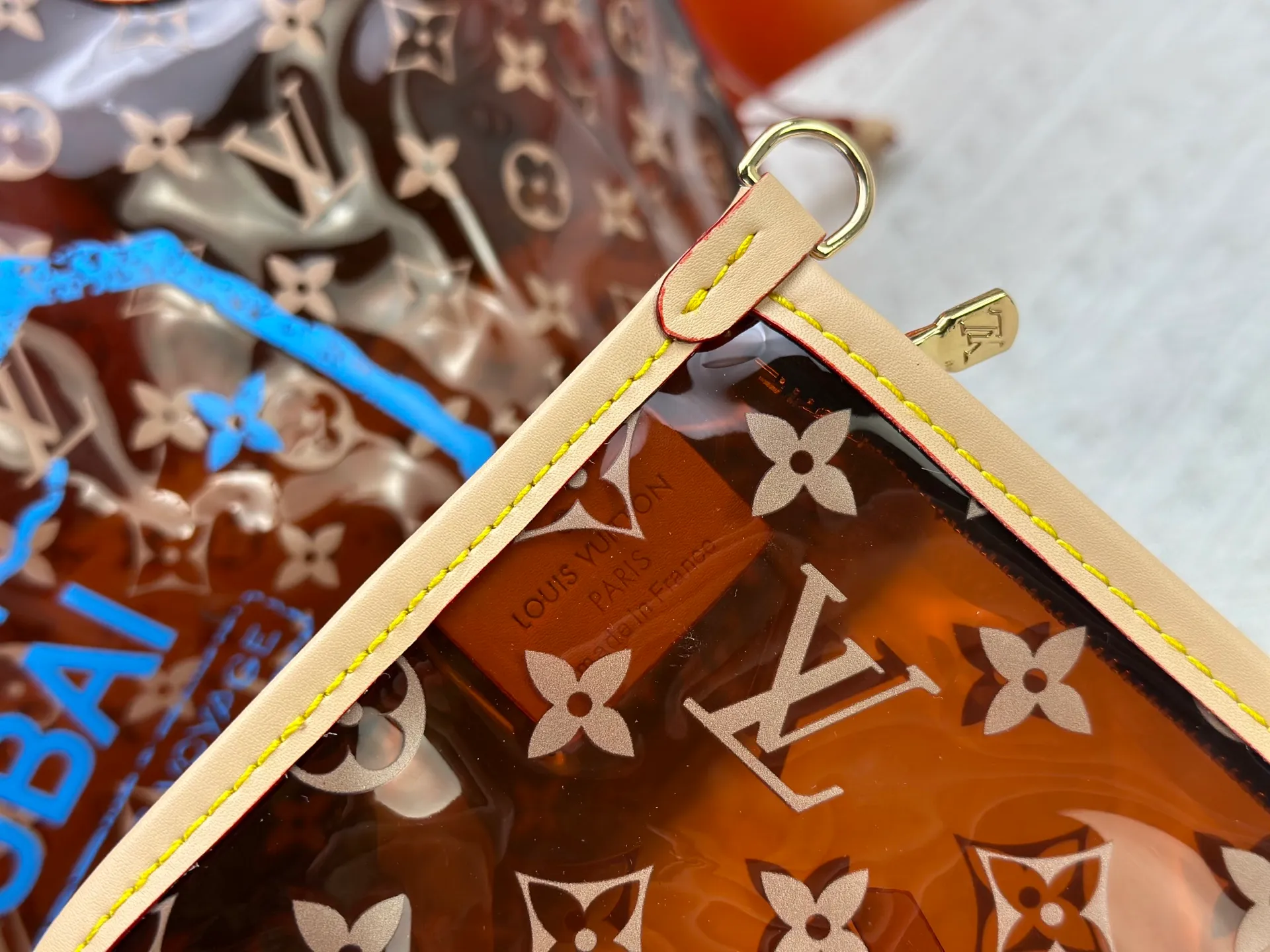 P340 M13263 45686 M40995 M14492 14491 M45685 This Presbyopia Cherry Neverfull medium handbag reinterprets the cheerful elements of the Louis Vuitton Cow leather trim completes the classic style. Dimensions: 31.0 x 28.0 x 14.0 cm (length x height x width)