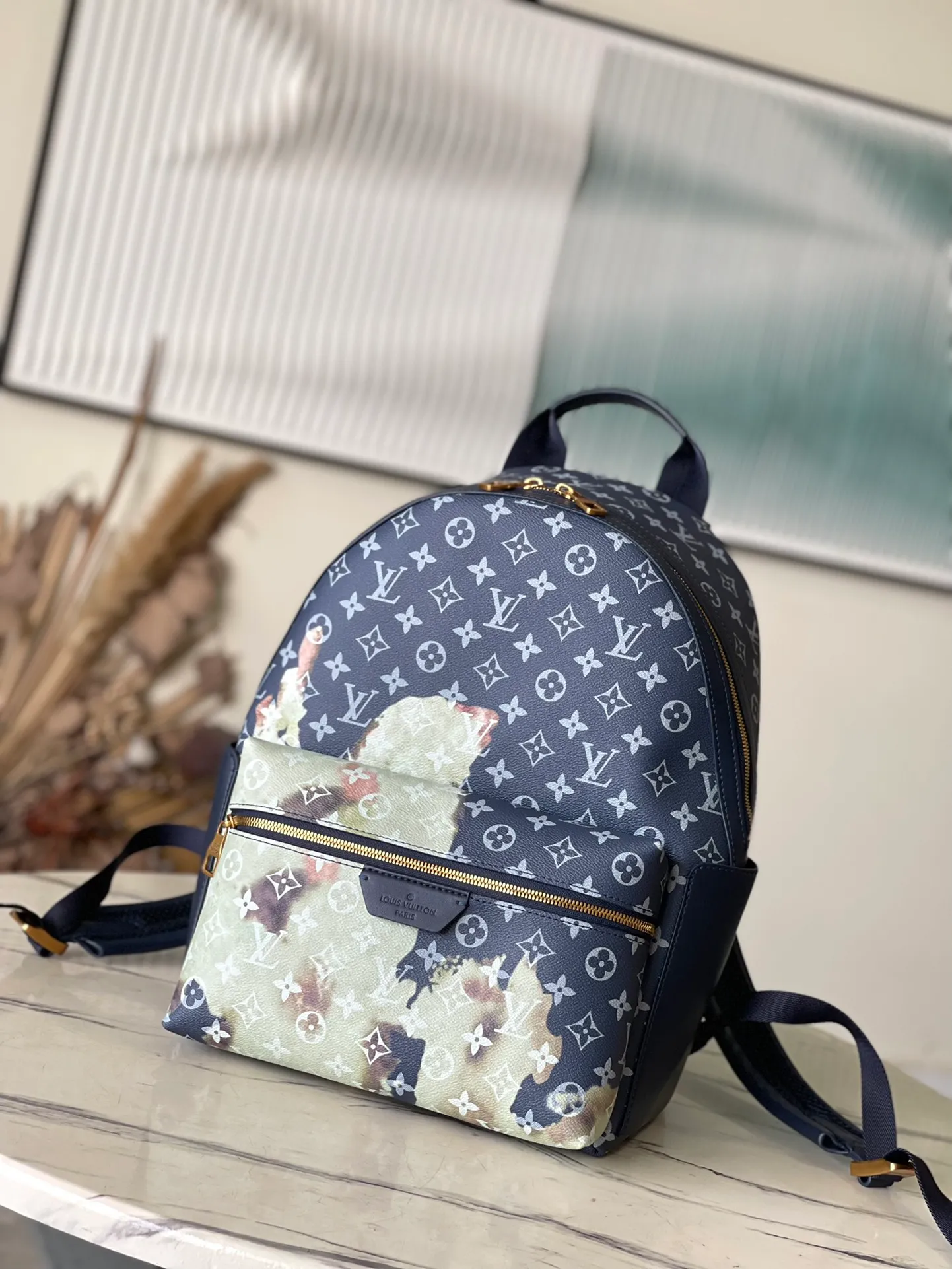 💰1180 Top Original M46806 Blue Backpack Series Christopher Small Backpack is designed with the inspiration of comfortable beach fire, and presents blue, orange and warm tones respectively to form a contrasting beauty. As the last design of the virgil team, the presbyopia denim jacket is presented with a faded effect, and uses the abstract shape of fireworks to fit the design theme. The style is younger, and the overall appearance is still good, a beautiful completion. Size 29-38-20cm