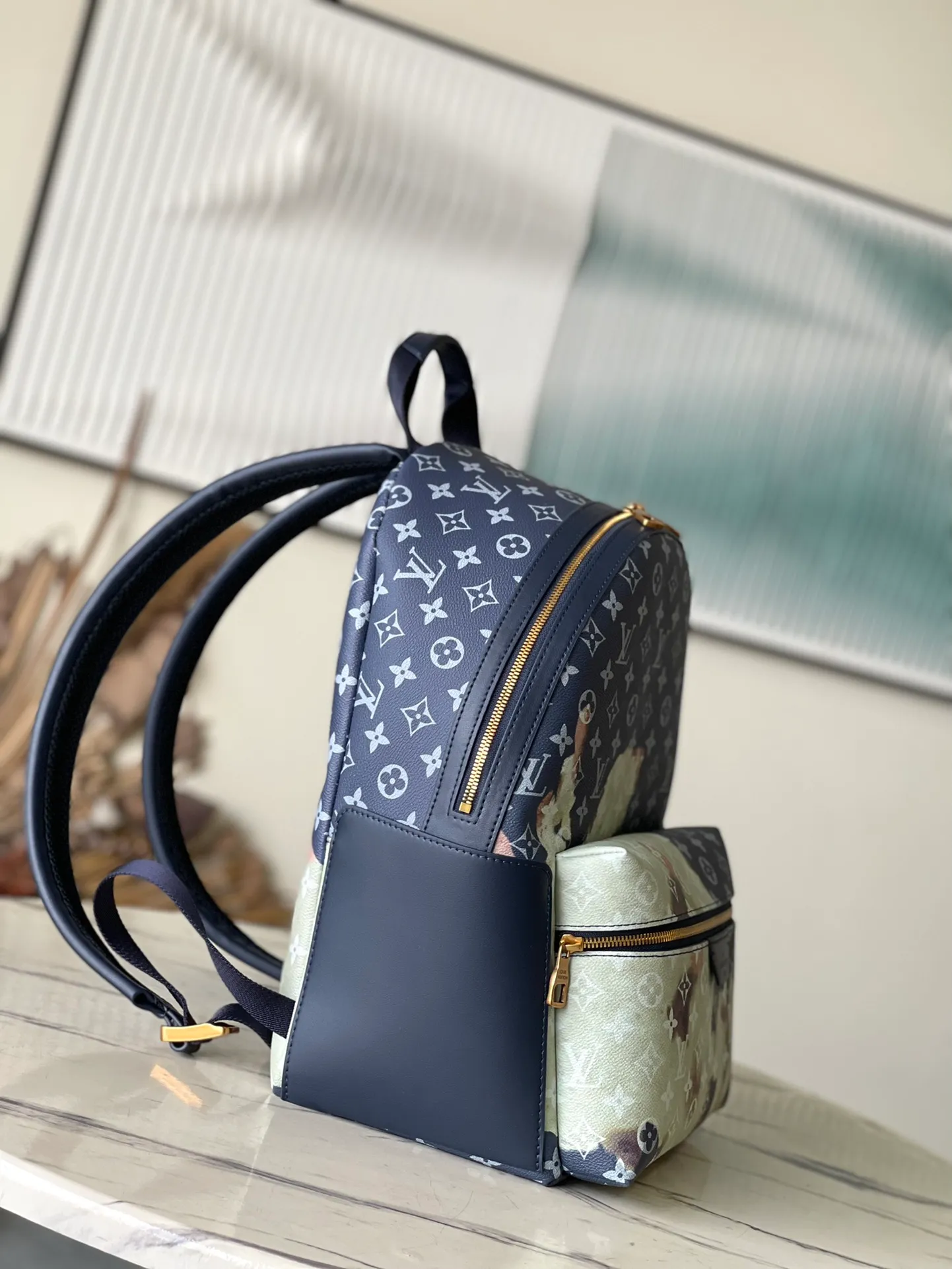 💰1180 Top Original M46806 Blue Backpack Series Christopher Small Backpack is designed with the inspiration of comfortable beach fire, and presents blue, orange and warm tones respectively to form a contrasting beauty. As the last design of the virgil team, the presbyopia denim jacket is presented with a faded effect, and uses the abstract shape of fireworks to fit the design theme. The style is younger, and the overall appearance is still good, a beautiful completion. Size 29-38-20cm