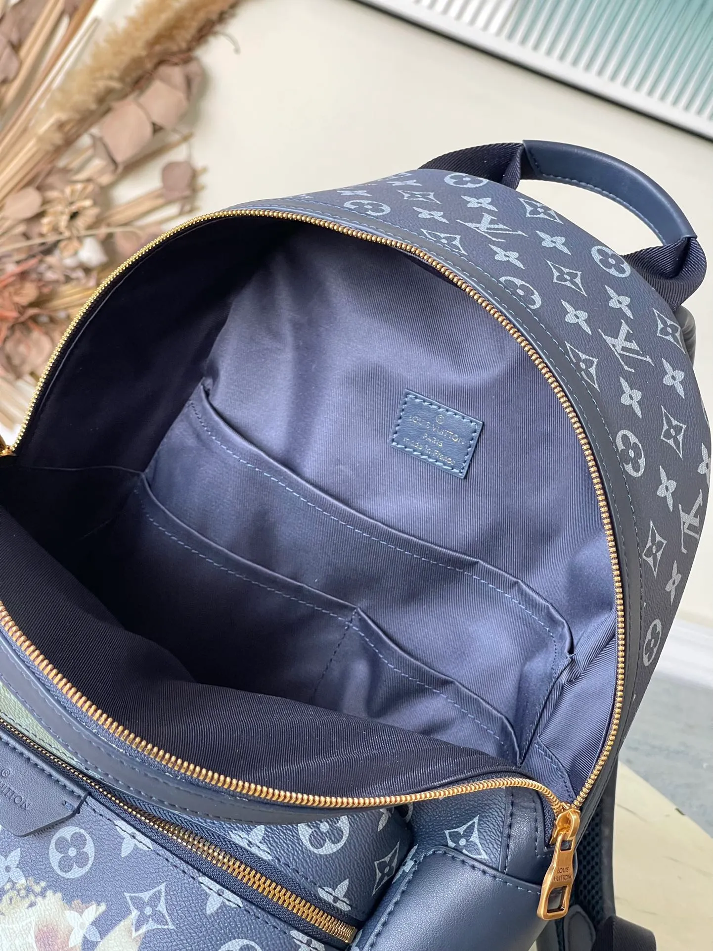 💰1180 Top Original M46806 Blue Backpack Series Christopher Small Backpack is designed with the inspiration of comfortable beach fire, and presents blue, orange and warm tones respectively to form a contrasting beauty. As the last design of the virgil team, the presbyopia denim jacket is presented with a faded effect, and uses the abstract shape of fireworks to fit the design theme. The style is younger, and the overall appearance is still good, a beautiful completion. Size 29-38-20cm
