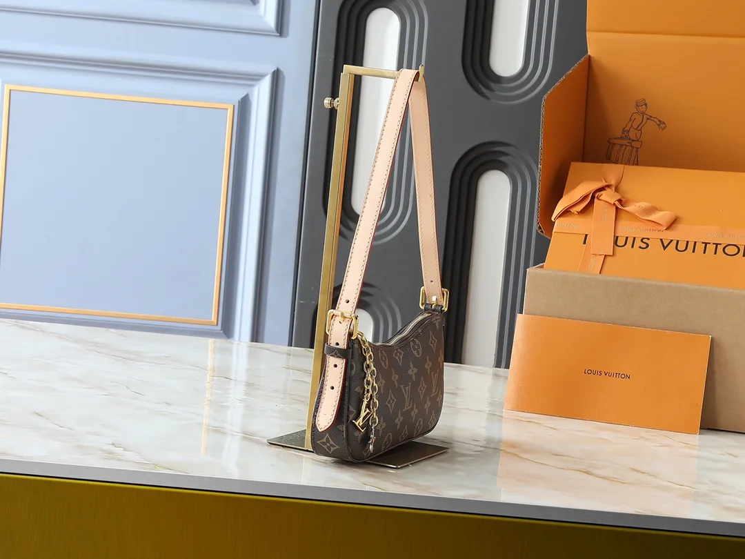 💰220💰Upgraded from the original M25525 M25784. This Liv Pochette handbag is made of elegant Monogram Denim fabric to create a retro style, showing new season ingenuity and can be carried comfortably under the arm. The dazzling chain and adjustable shoulder strap are detachable, allowing for a variety of styling possibilities, and the logo nameplate proves the brand's exquisite craftsmanship. Dimensions: 23 x 10 x 4 cm (length x height x width)