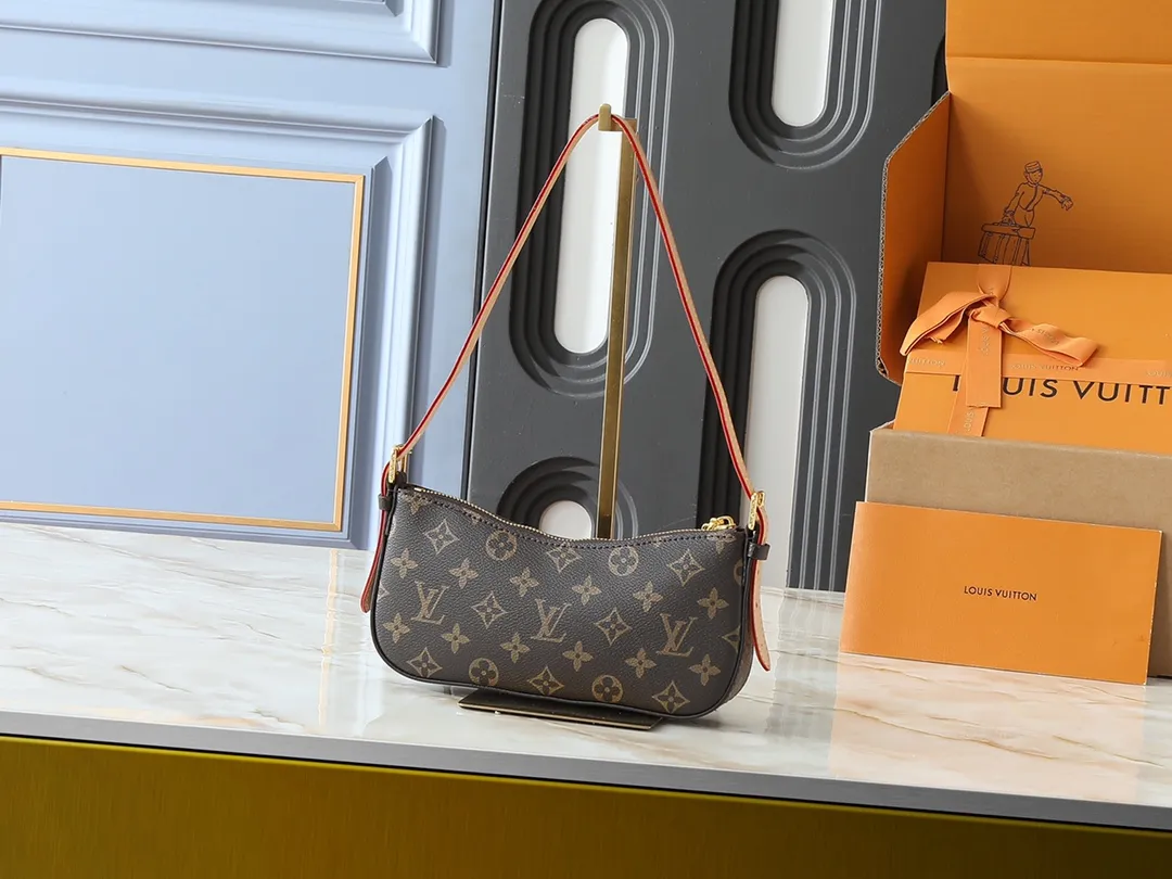 💰220💰Upgraded from the original M25525 M25784. This Liv Pochette handbag is made of elegant Monogram Denim fabric to create a retro style, showing new season ingenuity and can be carried comfortably under the arm. The dazzling chain and adjustable shoulder strap are detachable, allowing for a variety of styling possibilities, and the logo nameplate proves the brand's exquisite craftsmanship. Dimensions: 23 x 10 x 4 cm (length x height x width)