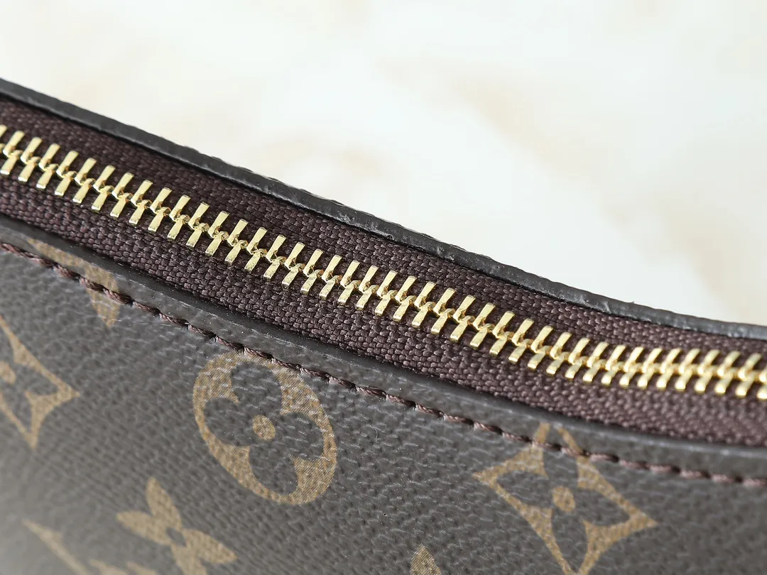 💰220💰Upgraded from the original M25525 M25784. This Liv Pochette handbag is made of elegant Monogram Denim fabric to create a retro style, showing new season ingenuity and can be carried comfortably under the arm. The dazzling chain and adjustable shoulder strap are detachable, allowing for a variety of styling possibilities, and the logo nameplate proves the brand's exquisite craftsmanship. Dimensions: 23 x 10 x 4 cm (length x height x width)