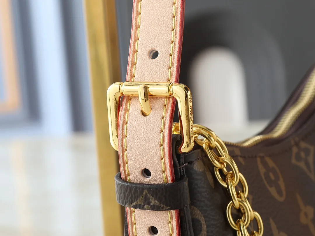 💰220💰Upgraded from the original M25525 M25784. This Liv Pochette handbag is made of elegant Monogram Denim fabric to create a retro style, showing new season ingenuity and can be carried comfortably under the arm. The dazzling chain and adjustable shoulder strap are detachable, allowing for a variety of styling possibilities, and the logo nameplate proves the brand's exquisite craftsmanship. Dimensions: 23 x 10 x 4 cm (length x height x width)