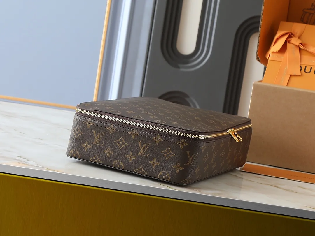 💰Large 130. Medium 120. Small 220💰Upgraded original M43690 M43689 M43688 old flower, black flower, black grid, jewelry box meets modern style travel jewelry box. Presbyopia storage box cosmetic bag box jewelry box, elegant red microfiber lining, this exquisite and elegant Monogram treasure can safely store earrings, necklaces, bracelets and rings. The size is large 34.0×22.0×8.5, medium 22.4x14x8.5, small 17x9.5x8.5 cm.