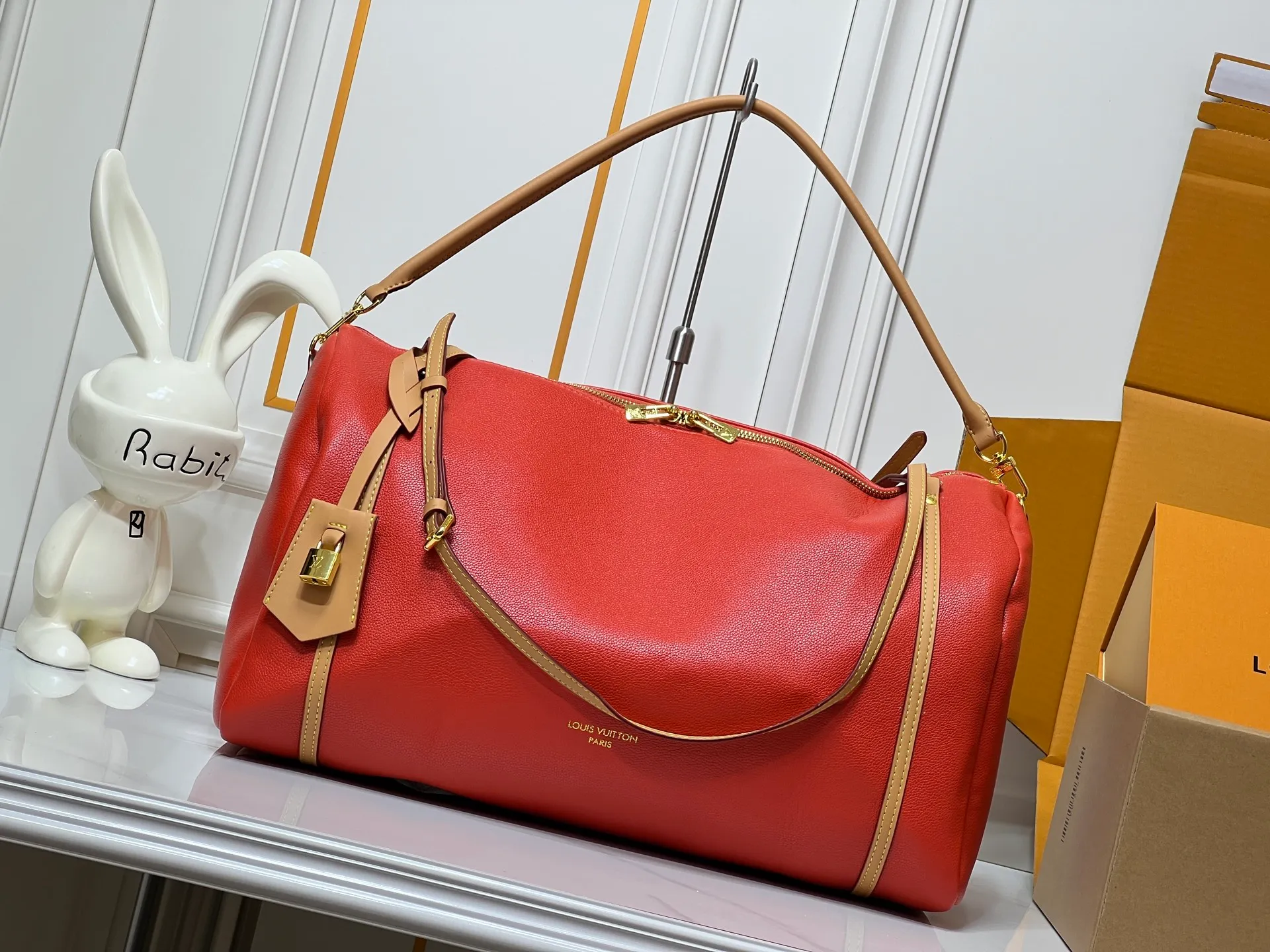 Batch 300💰Upgraded original M26037 M26451 M26359 M26397 M26358 M26039 M26905 M26360 M13668 M13667 This large Express Travel handbag injects a gentle atmosphere into the classic Keepall handbag, highlighting Nicolas Ghesquière's keen insight into the rhythm of urban travel. Made from fine-grained cowhide leather with Monogram canvas elements, the soft construction offers plenty of space, and the adjustable handle and removable rolled-leather handle allow for flexible carrying. Dimensions: 45 x 20 x 27 (cm) ((length x height x width)
