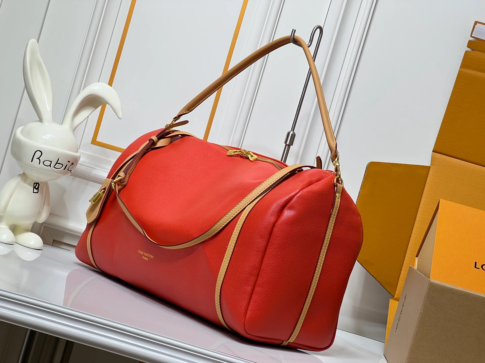 Batch 300💰Upgraded original M26037 M26451 M26359 M26397 M26358 M26039 M26905 M26360 M13668 M13667 This large Express Travel handbag injects a gentle atmosphere into the classic Keepall handbag, highlighting Nicolas Ghesquière's keen insight into the rhythm of urban travel. Made from fine-grained cowhide leather with Monogram canvas elements, the soft construction offers plenty of space, and the adjustable handle and removable rolled-leather handle allow for flexible carrying. Dimensions: 45 x 20 x 27 (cm) ((length x height x width)