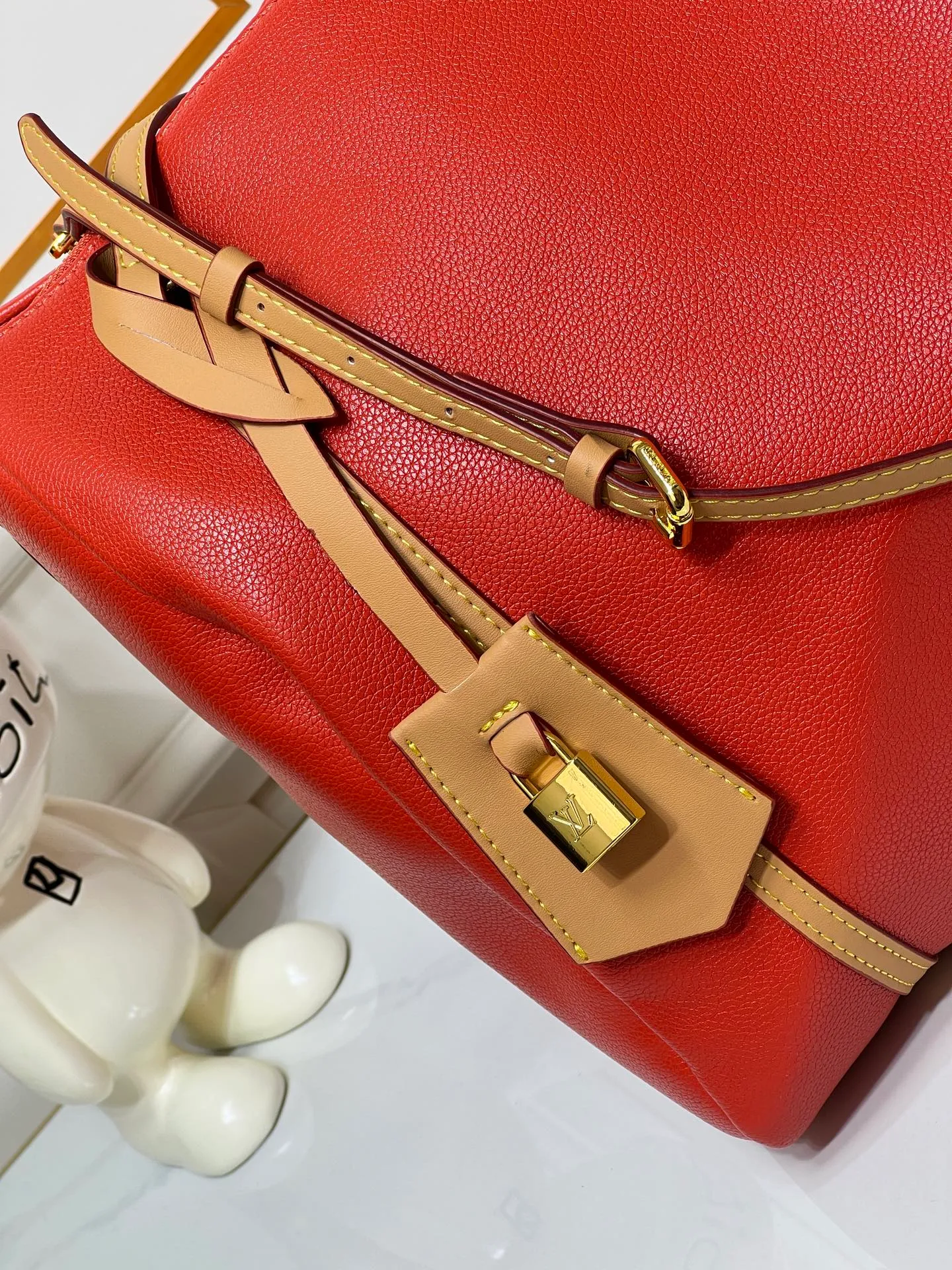 Batch 300💰Upgraded original M26037 M26451 M26359 M26397 M26358 M26039 M26905 M26360 M13668 M13667 This large Express Travel handbag injects a gentle atmosphere into the classic Keepall handbag, highlighting Nicolas Ghesquière's keen insight into the rhythm of urban travel. Made from fine-grained cowhide leather with Monogram canvas elements, the soft construction offers plenty of space, and the adjustable handle and removable rolled-leather handle allow for flexible carrying. Dimensions: 45 x 20 x 27 (cm) ((length x height x width)