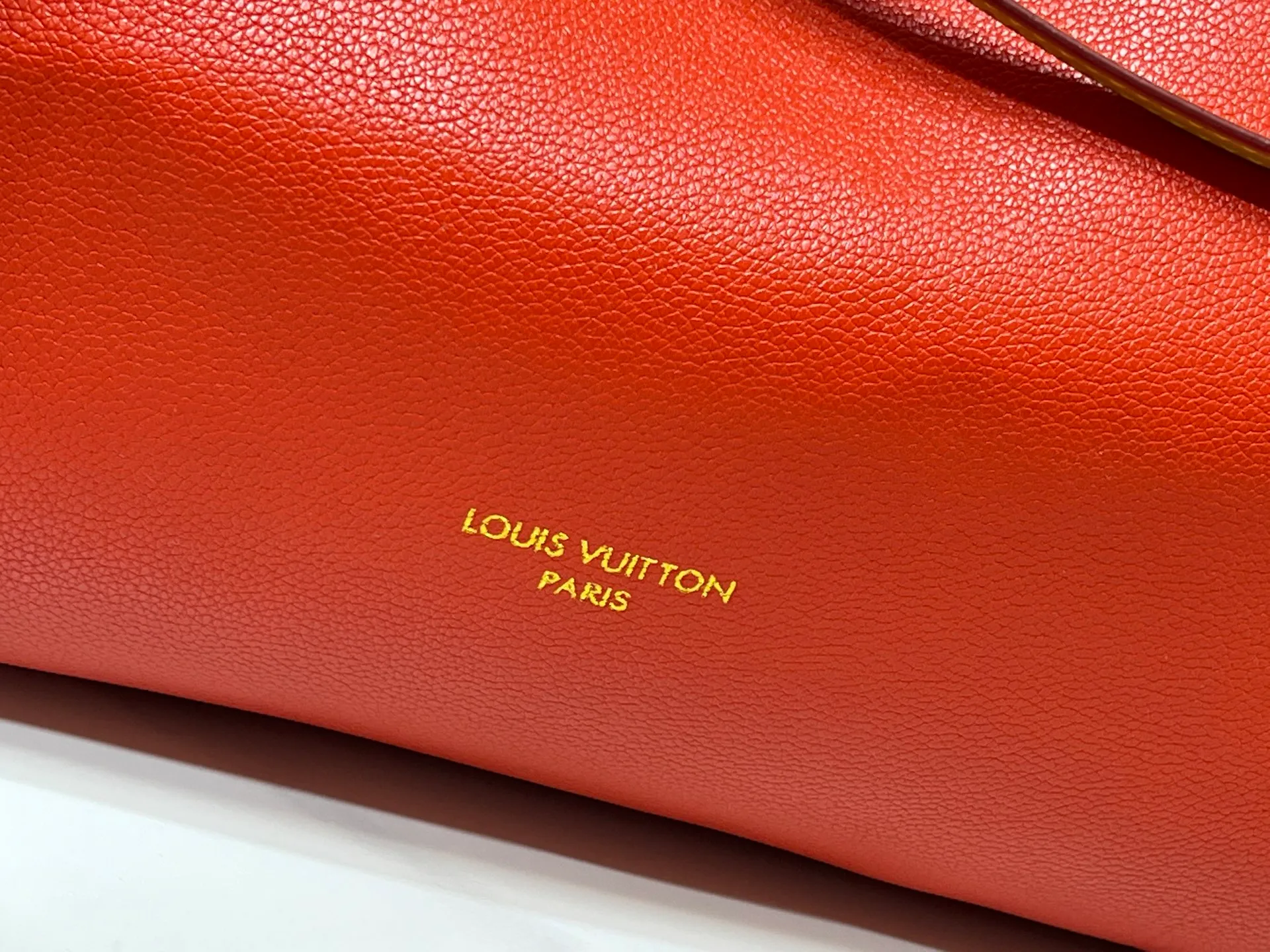 Batch 300💰Upgraded original M26037 M26451 M26359 M26397 M26358 M26039 M26905 M26360 M13668 M13667 This large Express Travel handbag injects a gentle atmosphere into the classic Keepall handbag, highlighting Nicolas Ghesquière's keen insight into the rhythm of urban travel. Made from fine-grained cowhide leather with Monogram canvas elements, the soft construction offers plenty of space, and the adjustable handle and removable rolled-leather handle allow for flexible carrying. Dimensions: 45 x 20 x 27 (cm) ((length x height x width)