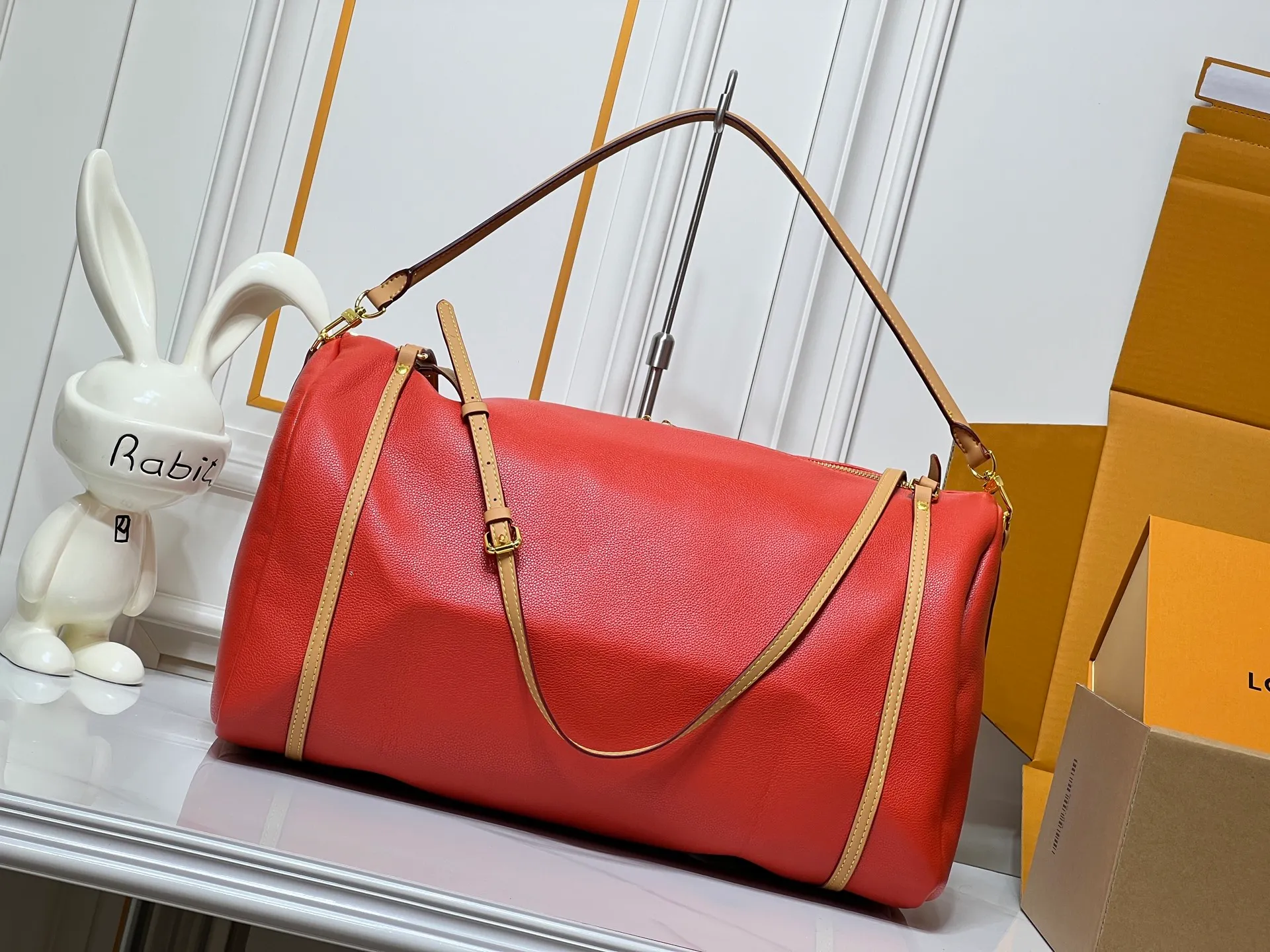 Batch 300💰Upgraded original M26037 M26451 M26359 M26397 M26358 M26039 M26905 M26360 M13668 M13667 This large Express Travel handbag injects a gentle atmosphere into the classic Keepall handbag, highlighting Nicolas Ghesquière's keen insight into the rhythm of urban travel. Made from fine-grained cowhide leather with Monogram canvas elements, the soft construction offers plenty of space, and the adjustable handle and removable rolled-leather handle allow for flexible carrying. Dimensions: 45 x 20 x 27 (cm) ((length x height x width)