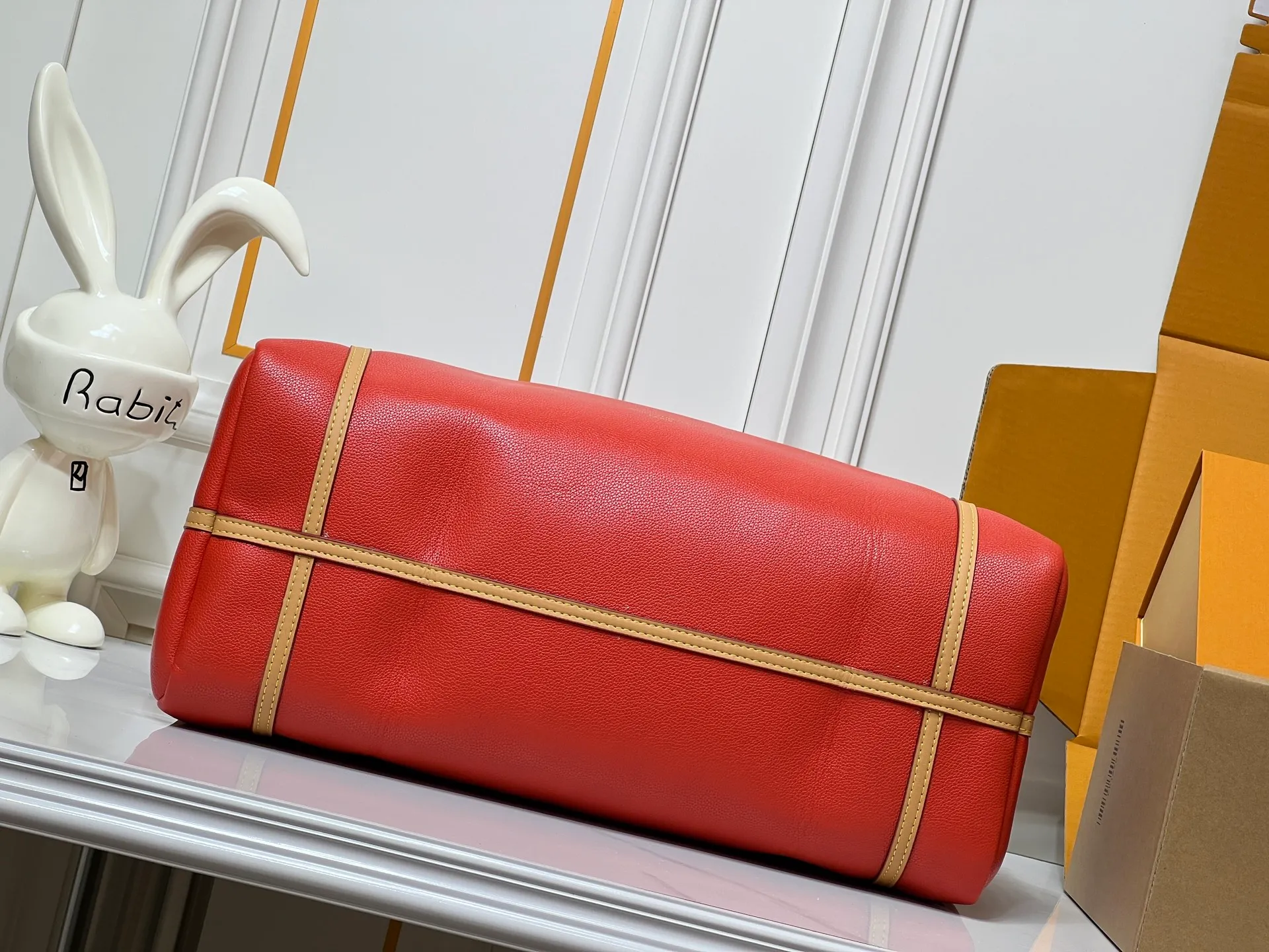 Batch 300💰Upgraded original M26037 M26451 M26359 M26397 M26358 M26039 M26905 M26360 M13668 M13667 This large Express Travel handbag injects a gentle atmosphere into the classic Keepall handbag, highlighting Nicolas Ghesquière's keen insight into the rhythm of urban travel. Made from fine-grained cowhide leather with Monogram canvas elements, the soft construction offers plenty of space, and the adjustable handle and removable rolled-leather handle allow for flexible carrying. Dimensions: 45 x 20 x 27 (cm) ((length x height x width)