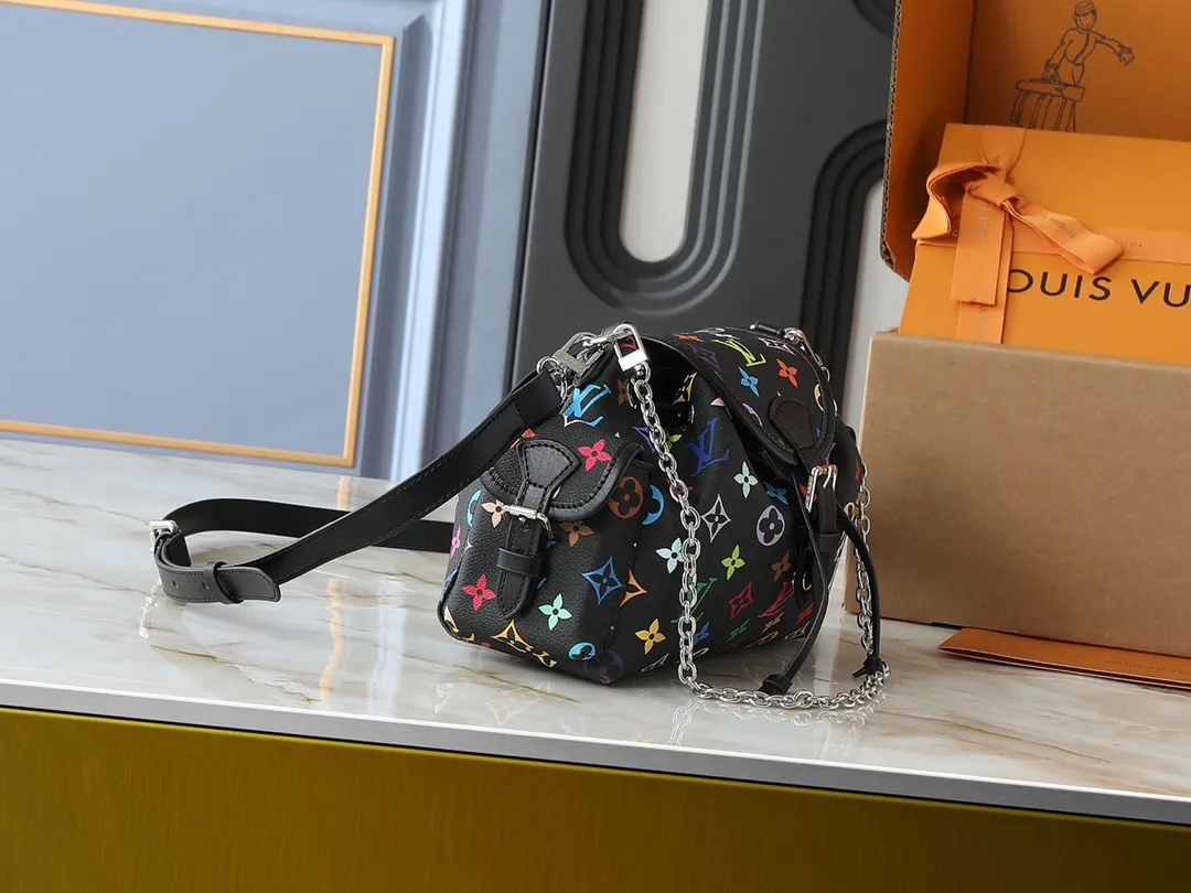 💰280💰Upgraded from the original M25554 MM25085 Odyssée handbag from the 2025 Early Fall series, it cleverly recalls the Excursion backpack design of the 2024 Cruise Early Spring series, paying tribute to Louis Vuitton's travel heritage with a classic touch. The cowhide leather body is decorated with the Monogram Bold pattern, and the decorative buckle and detachable chain are the finishing touches. The side pockets allow you to easily carry your keys or lipstick. Dimensions: 27.0 x 17.0 x 12.0 cm (length x height x width)