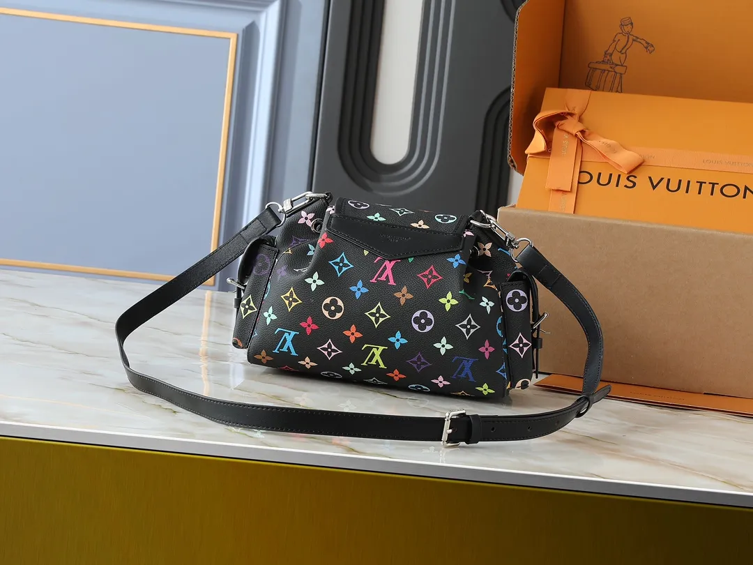 💰280💰Upgraded from the original M25554 MM25085 Odyssée handbag from the 2025 Early Fall series, it cleverly recalls the Excursion backpack design of the 2024 Cruise Early Spring series, paying tribute to Louis Vuitton's travel heritage with a classic touch. The cowhide leather body is decorated with the Monogram Bold pattern, and the decorative buckle and detachable chain are the finishing touches. The side pockets allow you to easily carry your keys or lipstick. Dimensions: 27.0 x 17.0 x 12.0 cm (length x height x width)