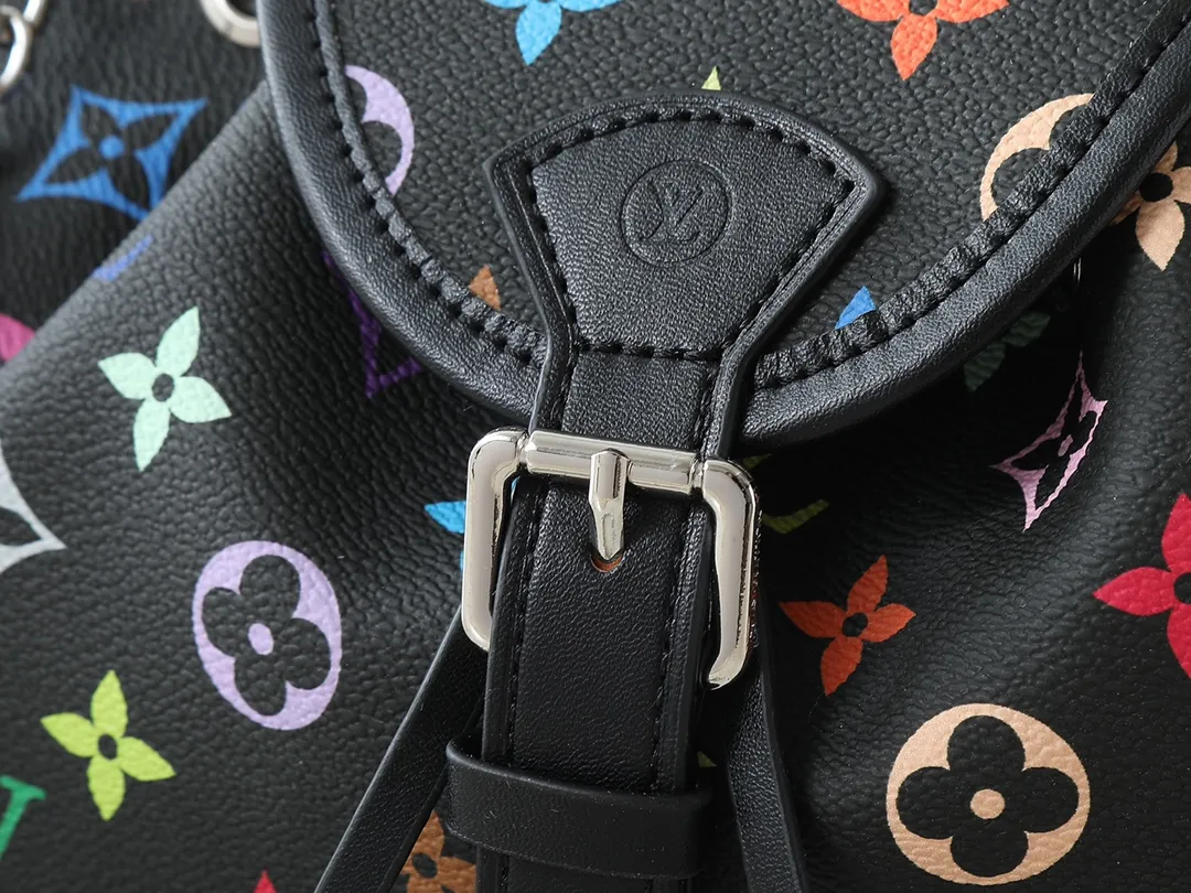 💰280💰Upgraded from the original M25554 MM25085 Odyssée handbag from the 2025 Early Fall series, it cleverly recalls the Excursion backpack design of the 2024 Cruise Early Spring series, paying tribute to Louis Vuitton's travel heritage with a classic touch. The cowhide leather body is decorated with the Monogram Bold pattern, and the decorative buckle and detachable chain are the finishing touches. The side pockets allow you to easily carry your keys or lipstick. Dimensions: 27.0 x 17.0 x 12.0 cm (length x height x width)