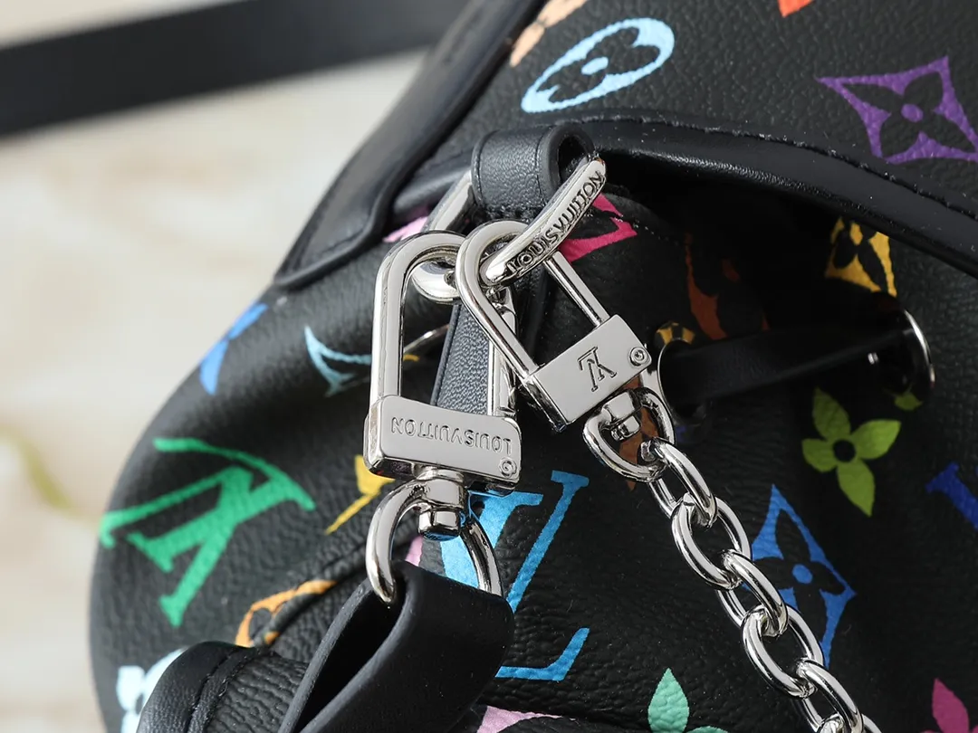 💰280💰Upgraded from the original M25554 MM25085 Odyssée handbag from the 2025 Early Fall series, it cleverly recalls the Excursion backpack design of the 2024 Cruise Early Spring series, paying tribute to Louis Vuitton's travel heritage with a classic touch. The cowhide leather body is decorated with the Monogram Bold pattern, and the decorative buckle and detachable chain are the finishing touches. The side pockets allow you to easily carry your keys or lipstick. Dimensions: 27.0 x 17.0 x 12.0 cm (length x height x width)