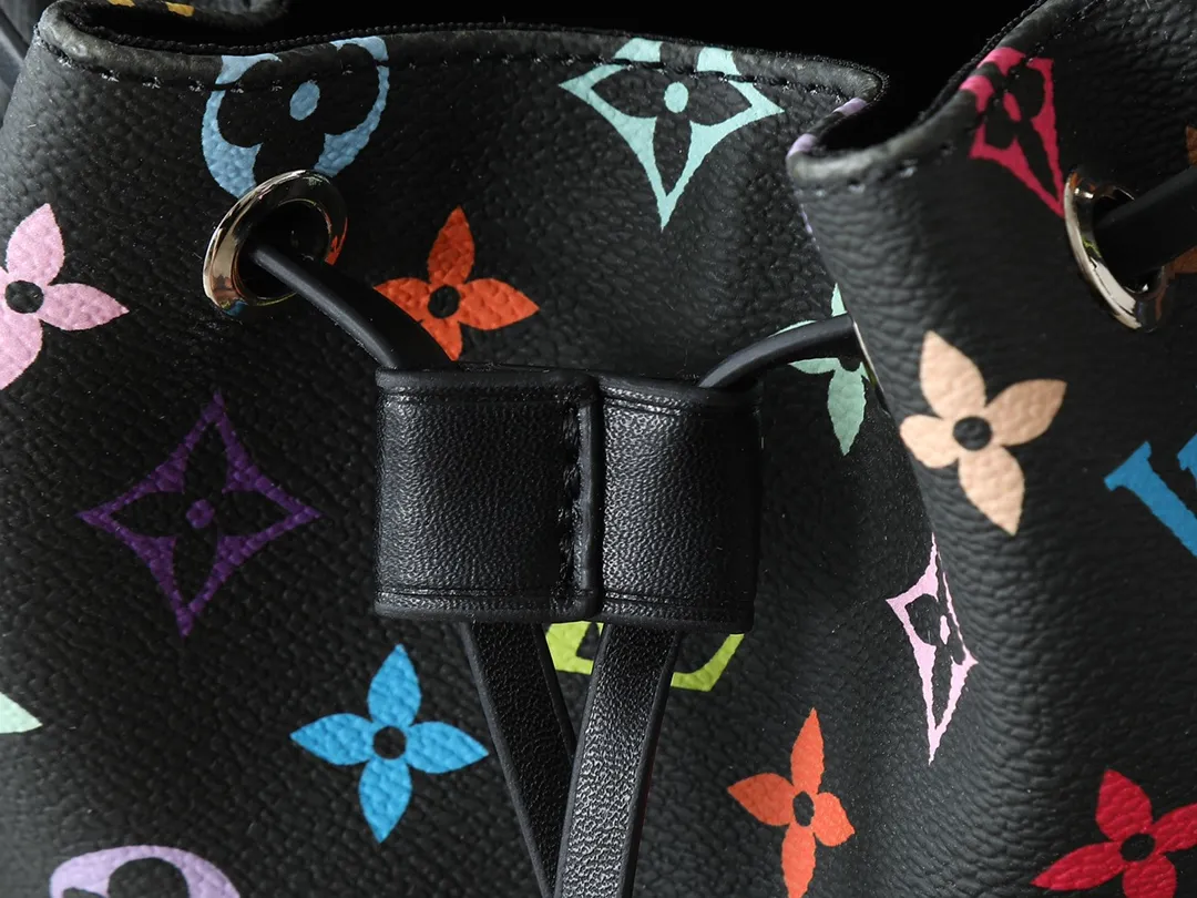 💰280💰Upgraded from the original M25554 MM25085 Odyssée handbag from the 2025 Early Fall series, it cleverly recalls the Excursion backpack design of the 2024 Cruise Early Spring series, paying tribute to Louis Vuitton's travel heritage with a classic touch. The cowhide leather body is decorated with the Monogram Bold pattern, and the decorative buckle and detachable chain are the finishing touches. The side pockets allow you to easily carry your keys or lipstick. Dimensions: 27.0 x 17.0 x 12.0 cm (length x height x width)