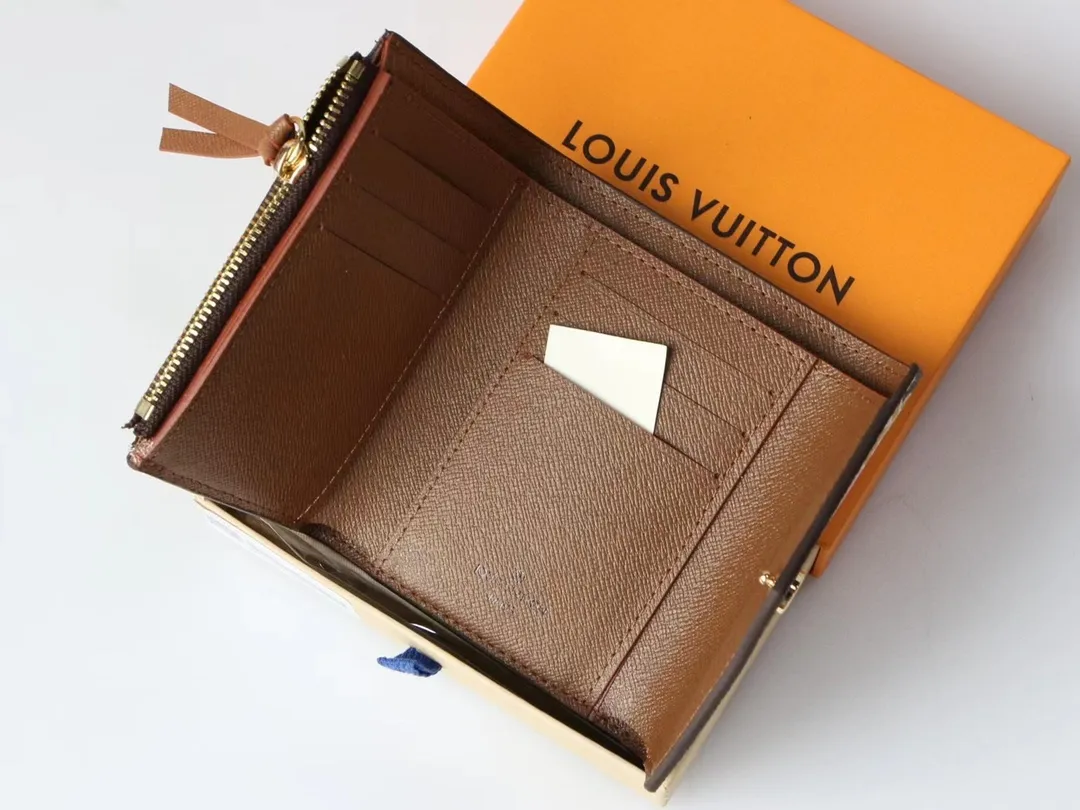 P130, M40468 Chic "Portefeuille Victorine" in printed canvas. Damier Azur canvas is combined with marine-inspired patterns in feminine rope and chain tones. Small flap wallet with three pockets and six card slots, fastened with gold-tone snap buttons and engraved Louis Vuitton signature. Size: 12*9.5*1.5cm