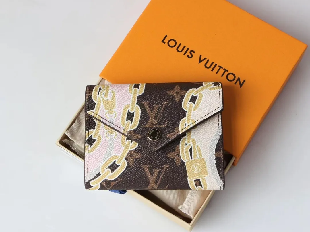 P130, M40468 Chic "Portefeuille Victorine" in printed canvas. Damier Azur canvas is combined with marine-inspired patterns in feminine rope and chain tones. Small flap wallet with three pockets and six card slots, fastened with gold-tone snap buttons and engraved Louis Vuitton signature. Size: 12*9.5*1.5cm