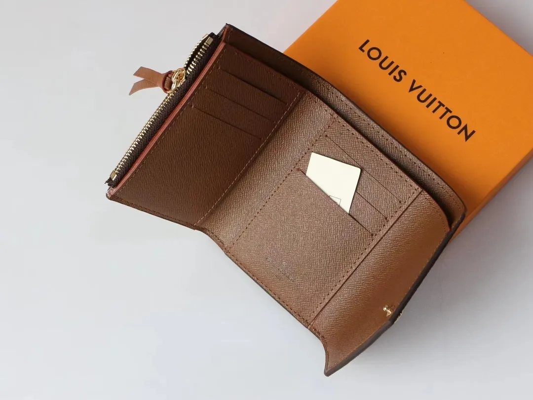 P130, M40468 Chic "Portefeuille Victorine" in printed canvas. Damier Azur canvas is combined with marine-inspired patterns in feminine rope and chain tones. Small flap wallet with three pockets and six card slots, fastened with gold-tone snap buttons and engraved Louis Vuitton signature. Size: 12*9.5*1.5cm