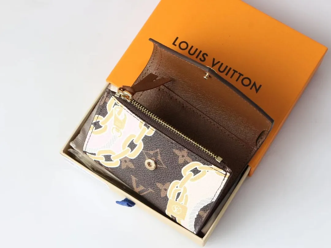 P130, M40468 Chic "Portefeuille Victorine" in printed canvas. Damier Azur canvas is combined with marine-inspired patterns in feminine rope and chain tones. Small flap wallet with three pockets and six card slots, fastened with gold-tone snap buttons and engraved Louis Vuitton signature. Size: 12*9.5*1.5cm