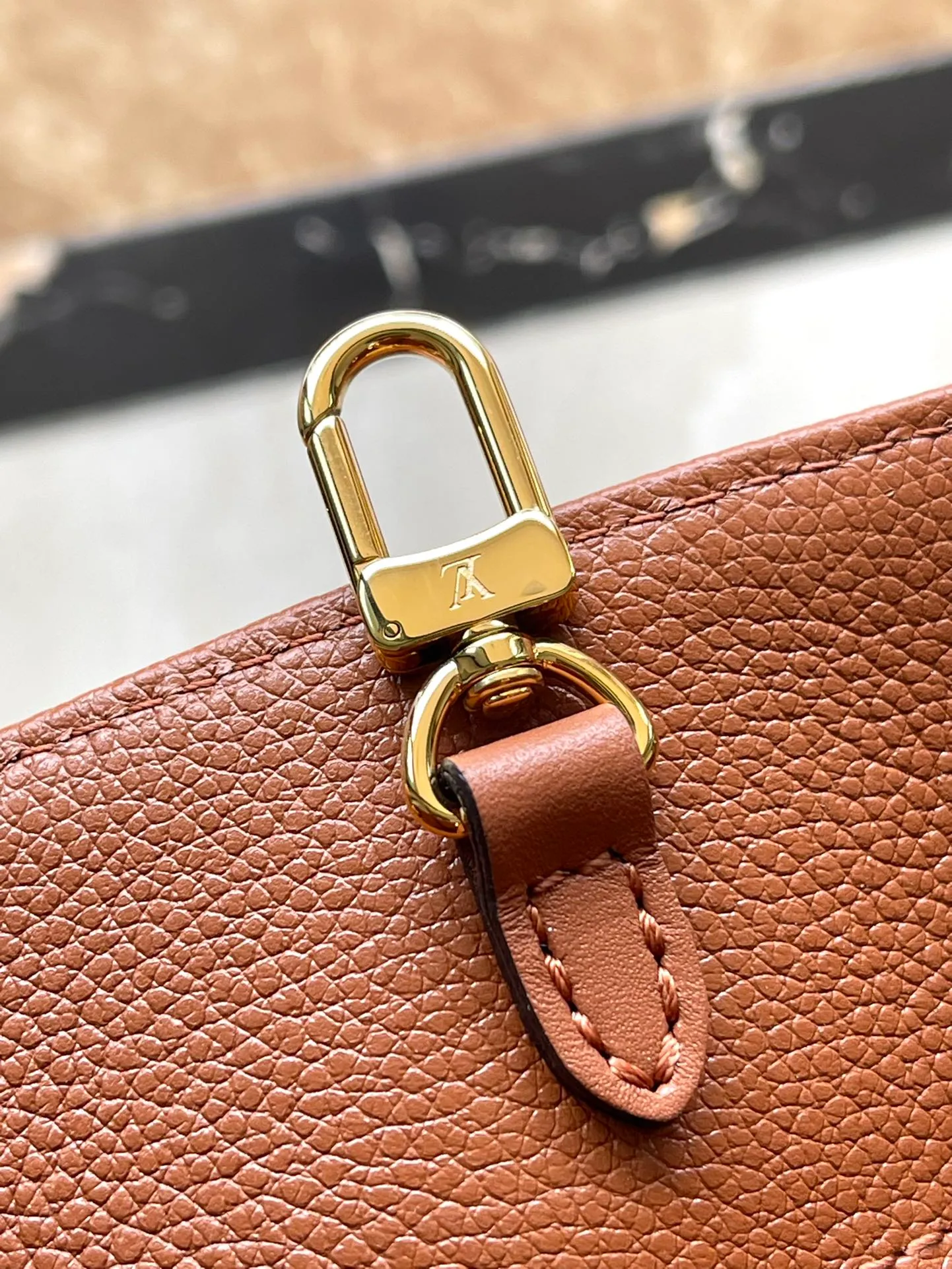 💰1140 (top-grain leather) Top-quality original order M12775 This medium-sized OnTheGo handbag is inspired by retro hard cases. The brand's iconic Monogram Empreinte leather is dyed with rich colors and matched with exquisite metal parts. The ample structure can accommodate a 13-inch laptop, and there are multiple inner pockets for convenient storage of items. Long and short handles enable multiple carrying methods. Dimensions: 35 × 27 × 14 cm
