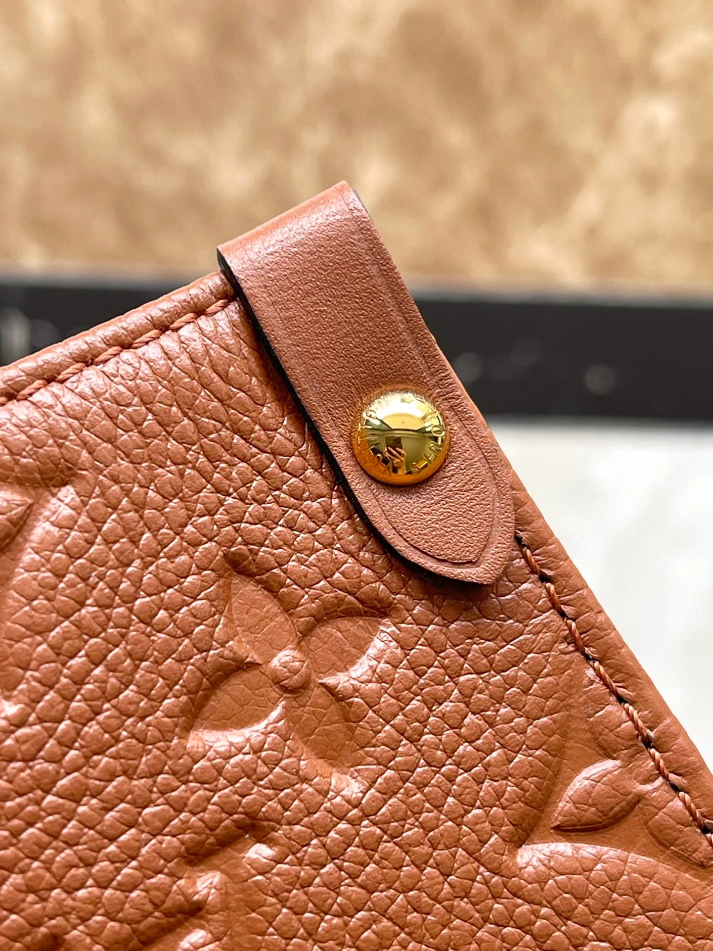 💰1140 (top-grain leather) Top-quality original order M12775 This medium-sized OnTheGo handbag is inspired by retro hard cases. The brand's iconic Monogram Empreinte leather is dyed with rich colors and matched with exquisite metal parts. The ample structure can accommodate a 13-inch laptop, and there are multiple inner pockets for convenient storage of items. Long and short handles enable multiple carrying methods. Dimensions: 35 × 27 × 14 cm
